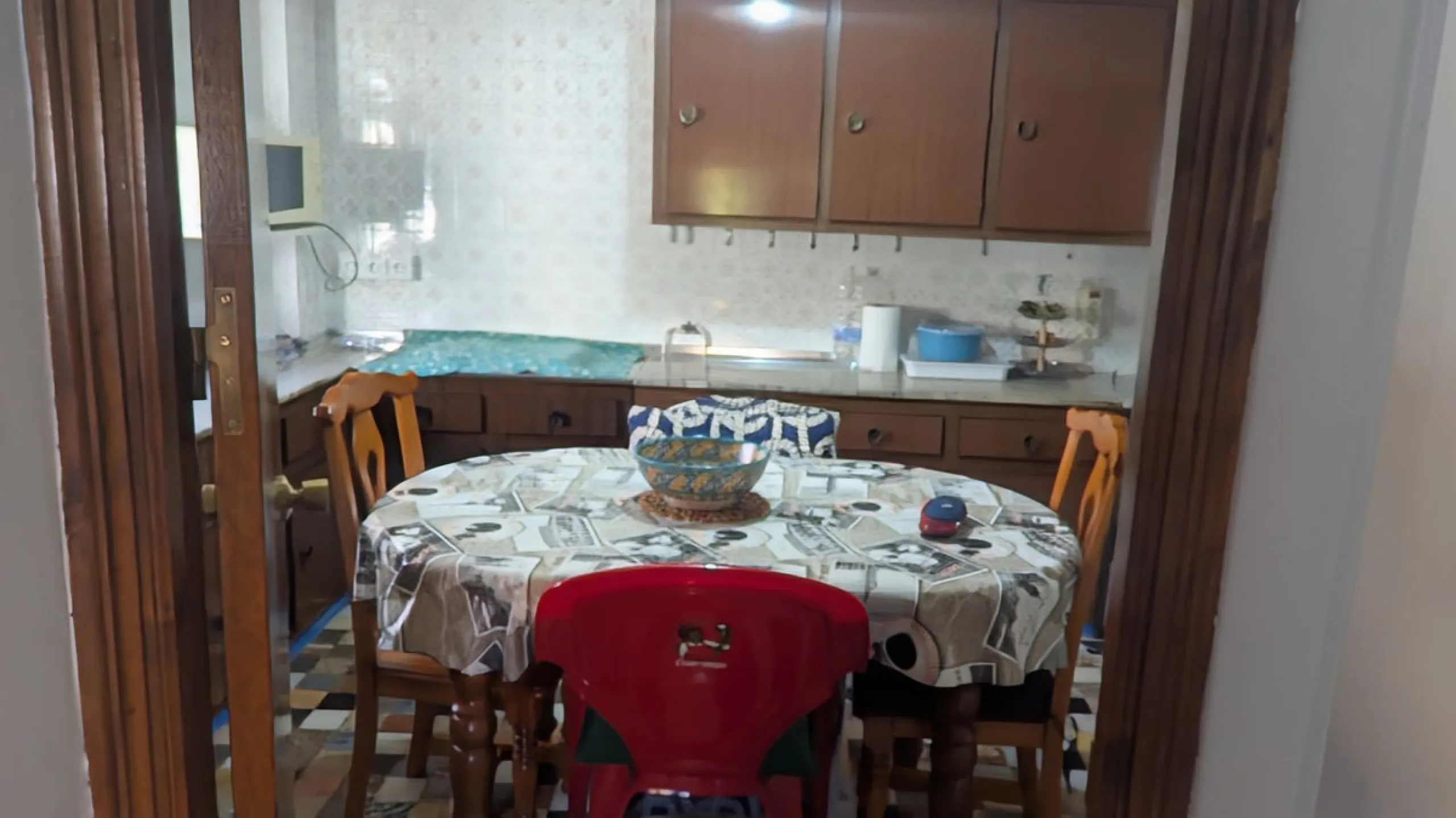 Прекрасный отдельно стоящий двухэтажный дом, расположенный в самом центре Alhaurín de la Torre — идеальный вариант для тех, кто ищет простор, уединение и престижное местоположение