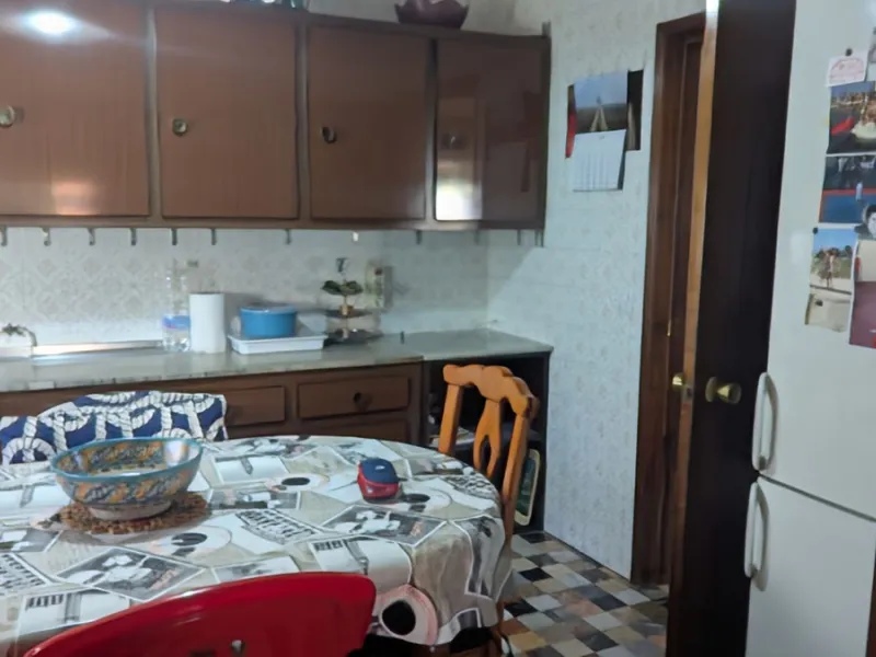 Прекрасный отдельно стоящий двухэтажный дом, расположенный в самом центре Alhaurín de la Torre — идеальный вариант для тех, кто ищет простор, уединение и престижное местоположение
