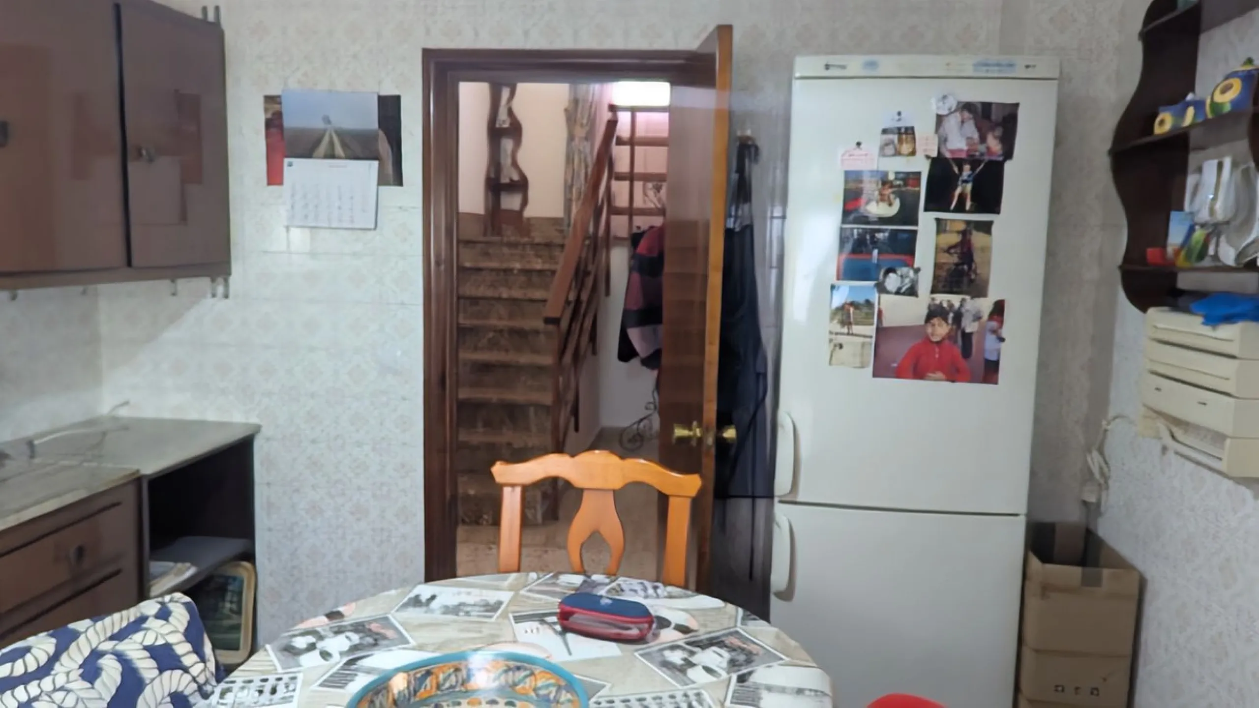 Прекрасный отдельно стоящий двухэтажный дом, расположенный в самом центре Alhaurín de la Torre — идеальный вариант для тех, кто ищет простор, уединение и престижное местоположение