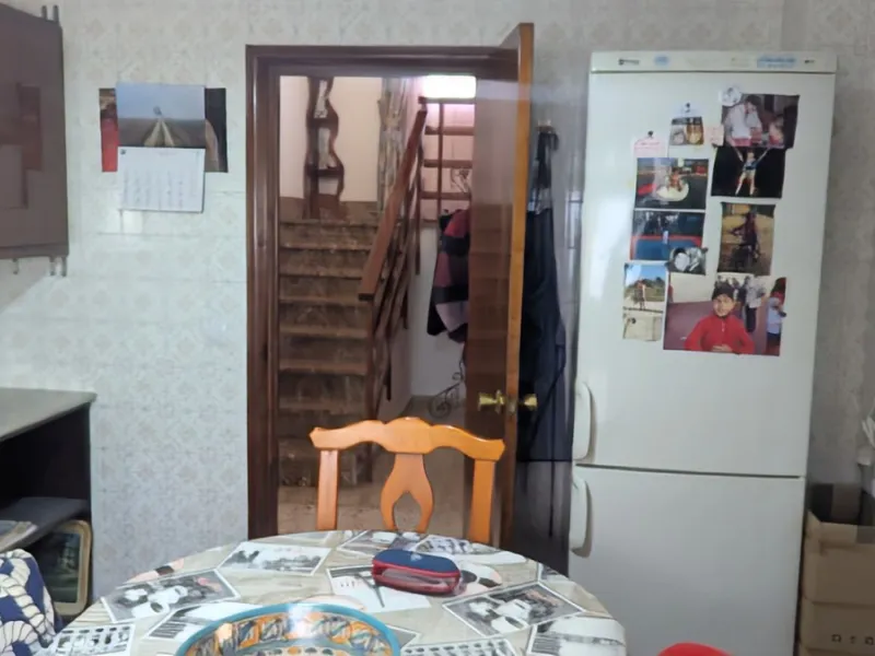 Прекрасный отдельно стоящий двухэтажный дом, расположенный в самом центре Alhaurín de la Torre — идеальный вариант для тех, кто ищет простор, уединение и престижное местоположение