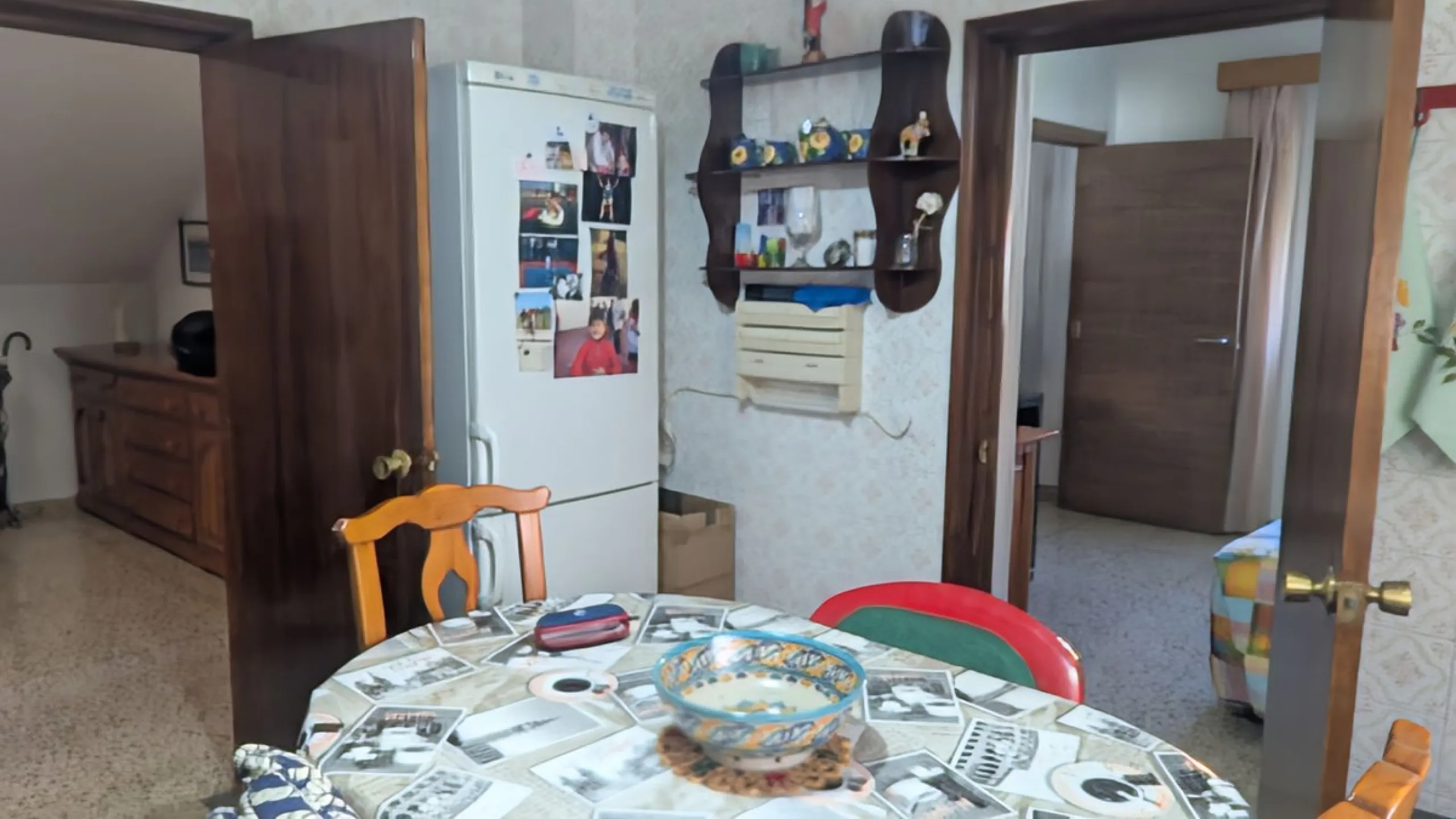 Прекрасный отдельно стоящий двухэтажный дом, расположенный в самом центре Alhaurín de la Torre — идеальный вариант для тех, кто ищет простор, уединение и престижное местоположение