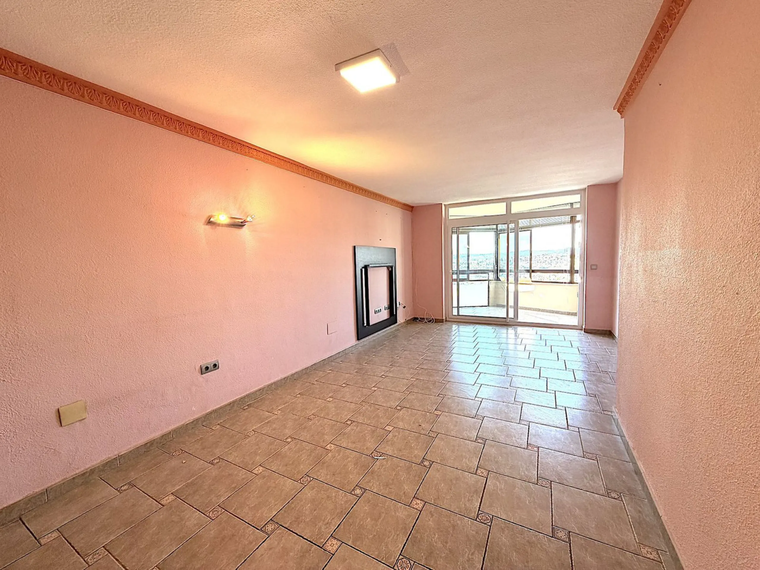 We are pleased to present this spacious property with excellent potential, ideal both as a permanent residence and as a smart investment opportunity.