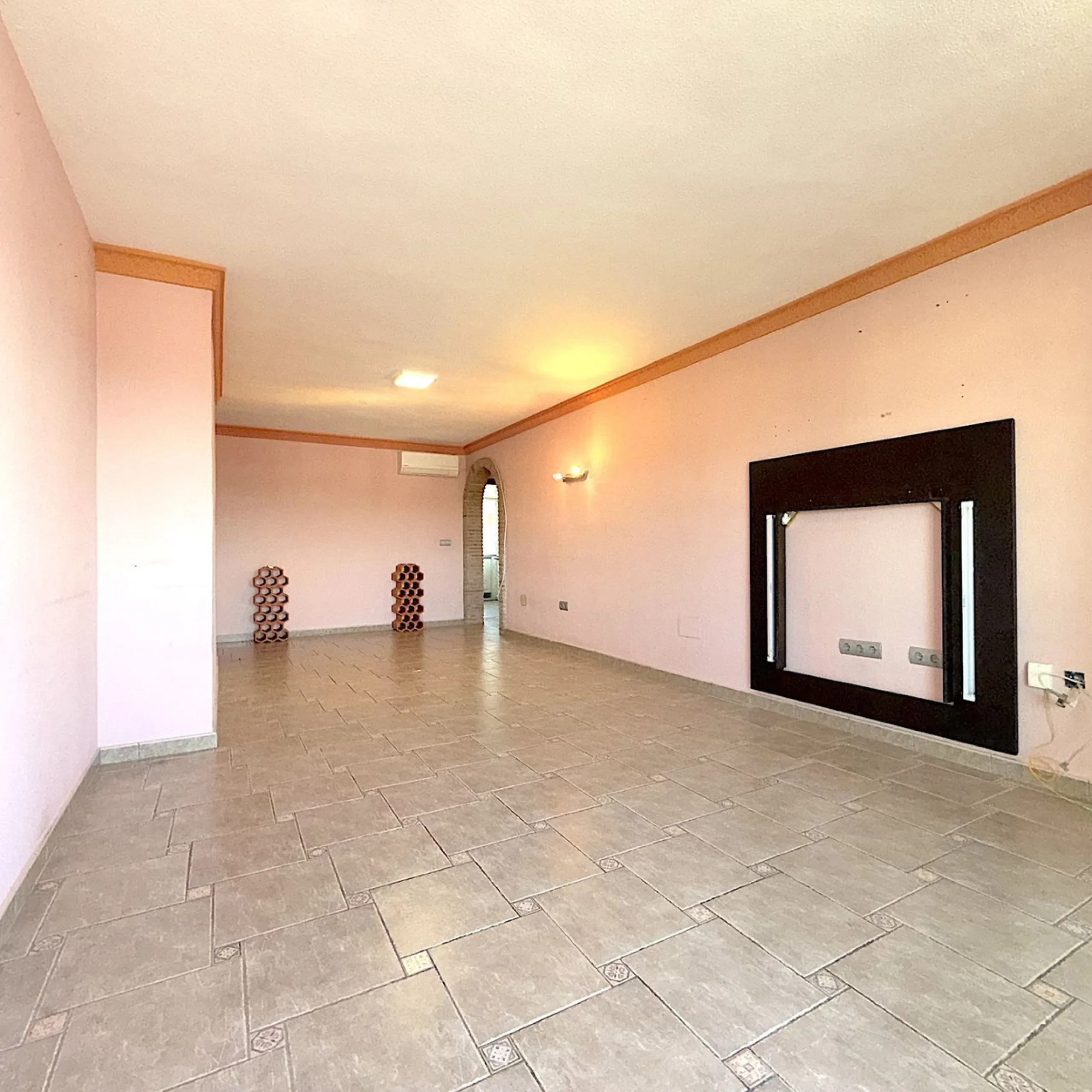 We are pleased to present this spacious property with excellent potential, ideal both as a permanent residence and as a smart investment opportunity.