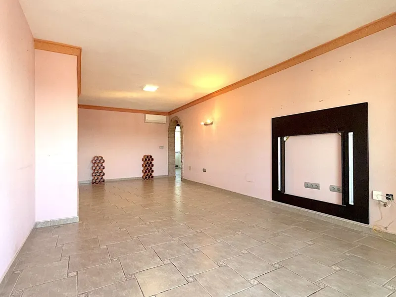 We are pleased to present this spacious property with excellent potential, ideal both as a permanent residence and as a smart investment opportunity.