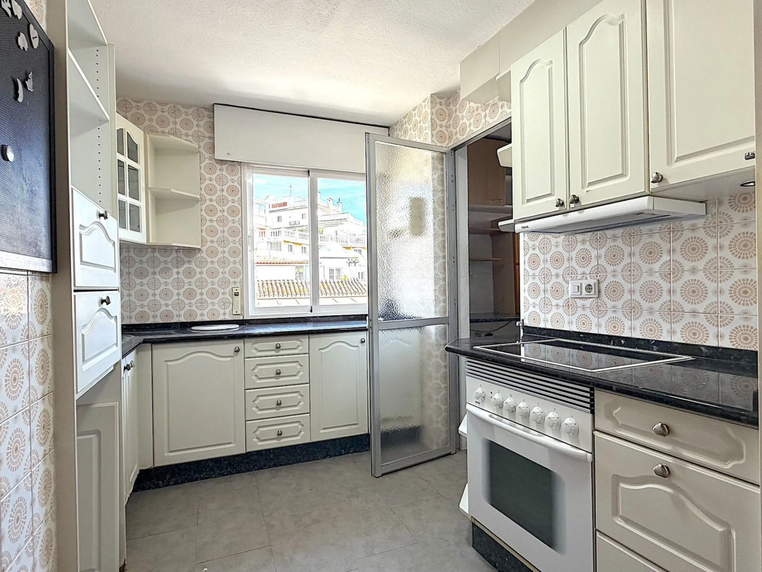 We are pleased to present this spacious property with excellent potential, ideal both as a permanent residence and as a smart investment opportunity.