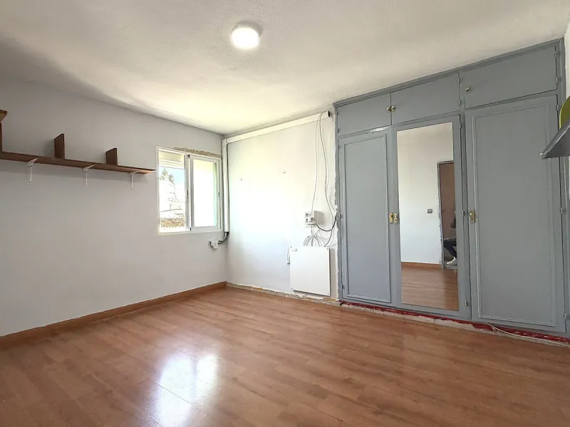 We are pleased to present this spacious property with excellent potential, ideal both as a permanent residence and as a smart investment opportunity.