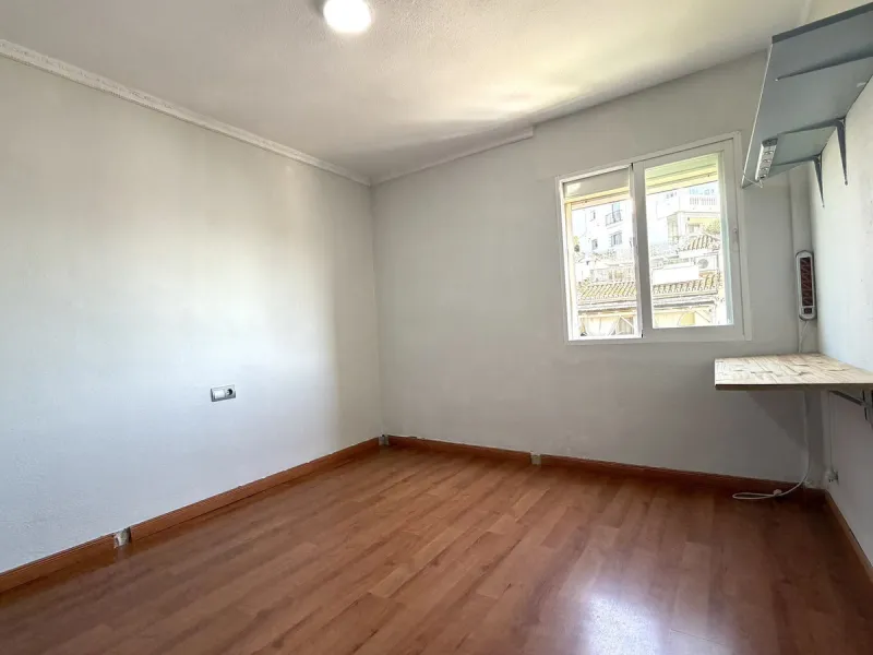 We are pleased to present this spacious property with excellent potential, ideal both as a permanent residence and as a smart investment opportunity.