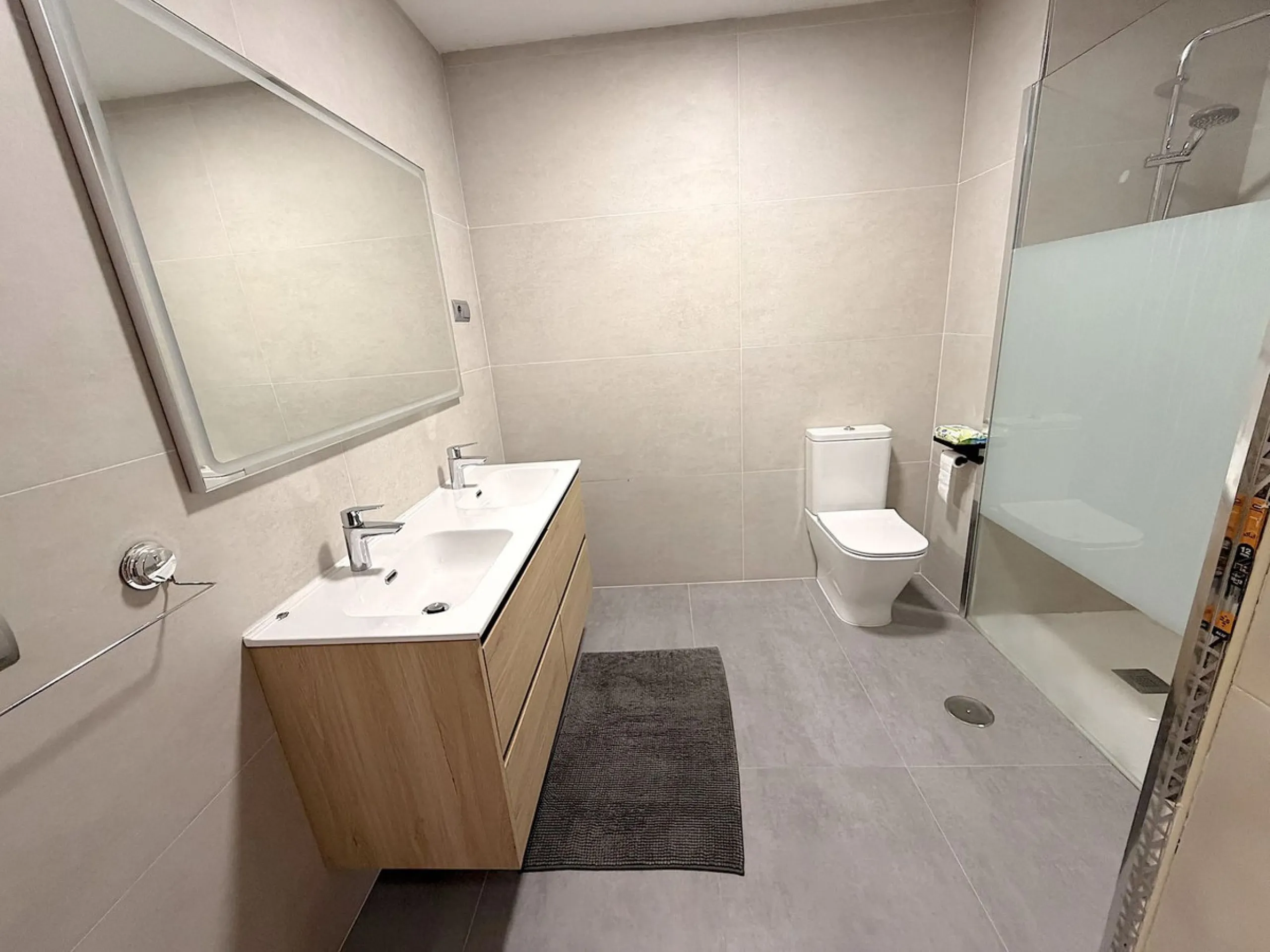 We are pleased to present this spacious property with excellent potential, ideal both as a permanent residence and as a smart investment opportunity.