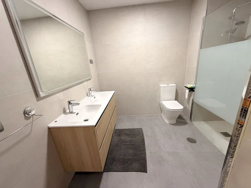 We are pleased to present this spacious property with excellent potential, ideal both as a permanent residence and as a smart investment opportunity.