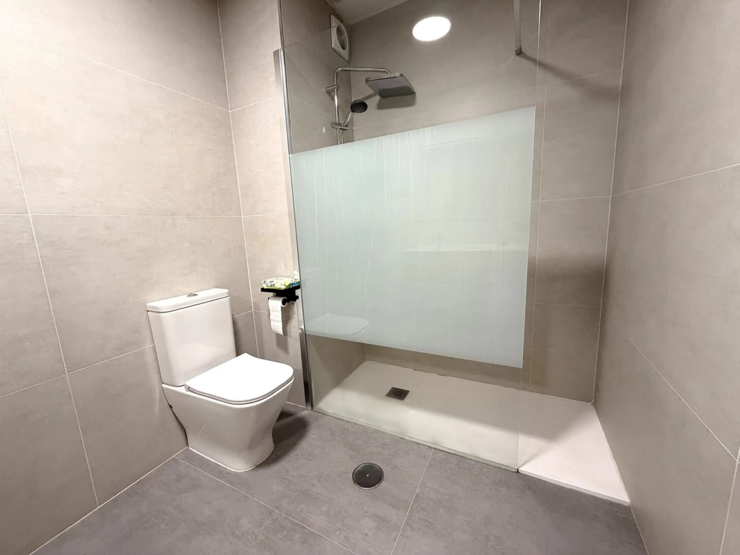 We are pleased to present this spacious property with excellent potential, ideal both as a permanent residence and as a smart investment opportunity.