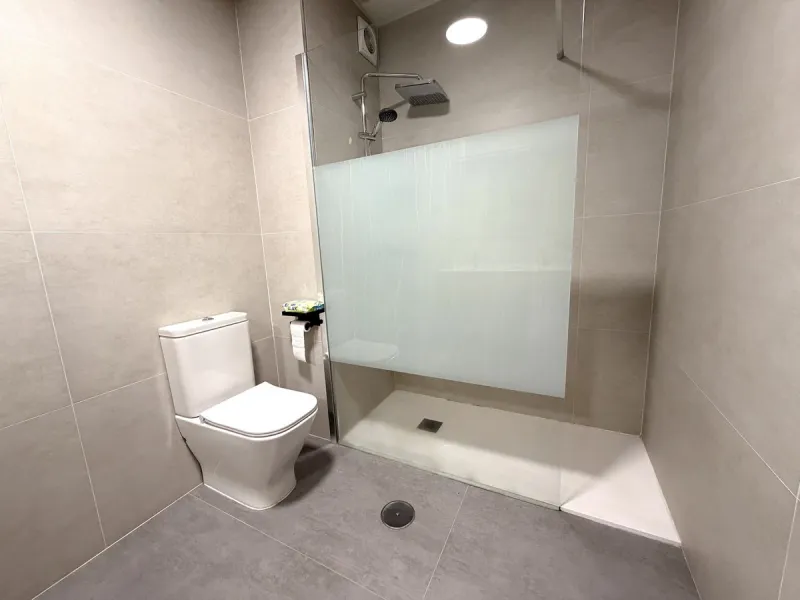 We are pleased to present this spacious property with excellent potential, ideal both as a permanent residence and as a smart investment opportunity.