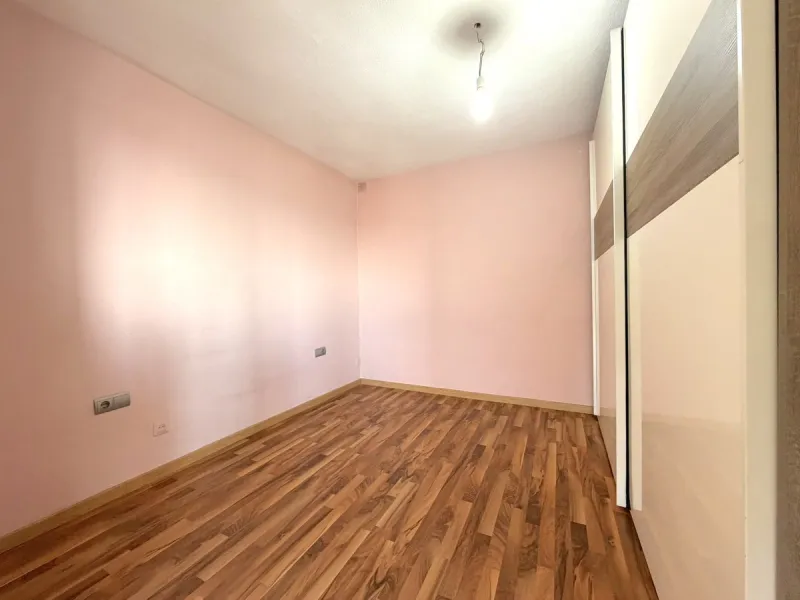 We are pleased to present this spacious property with excellent potential, ideal both as a permanent residence and as a smart investment opportunity.