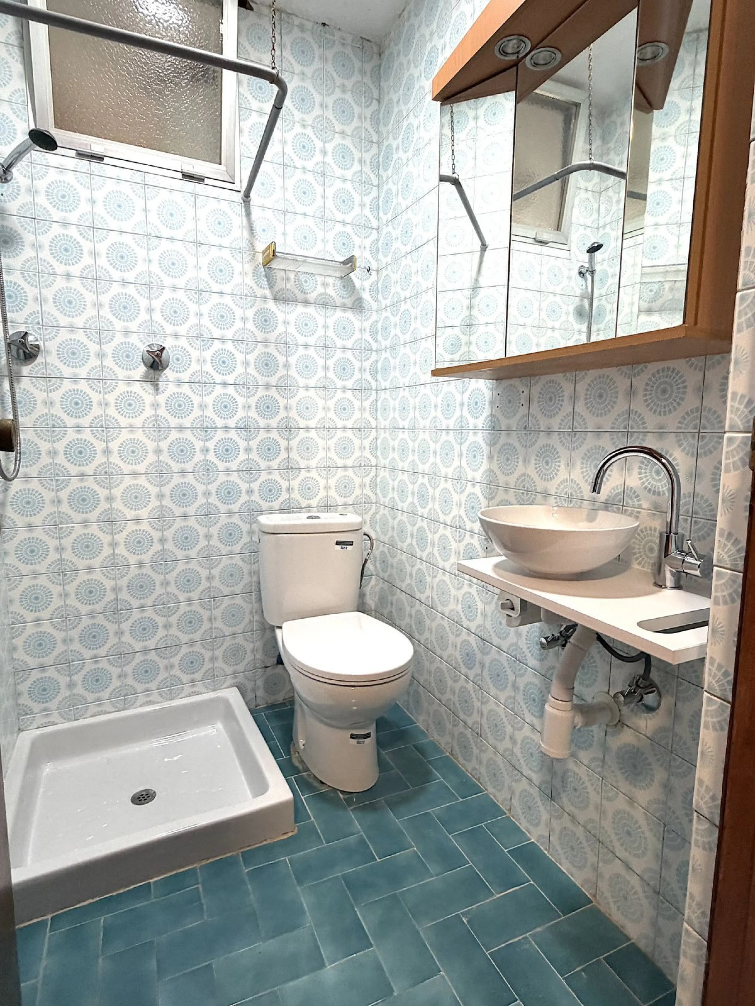 We are pleased to present this spacious property with excellent potential, ideal both as a permanent residence and as a smart investment opportunity.