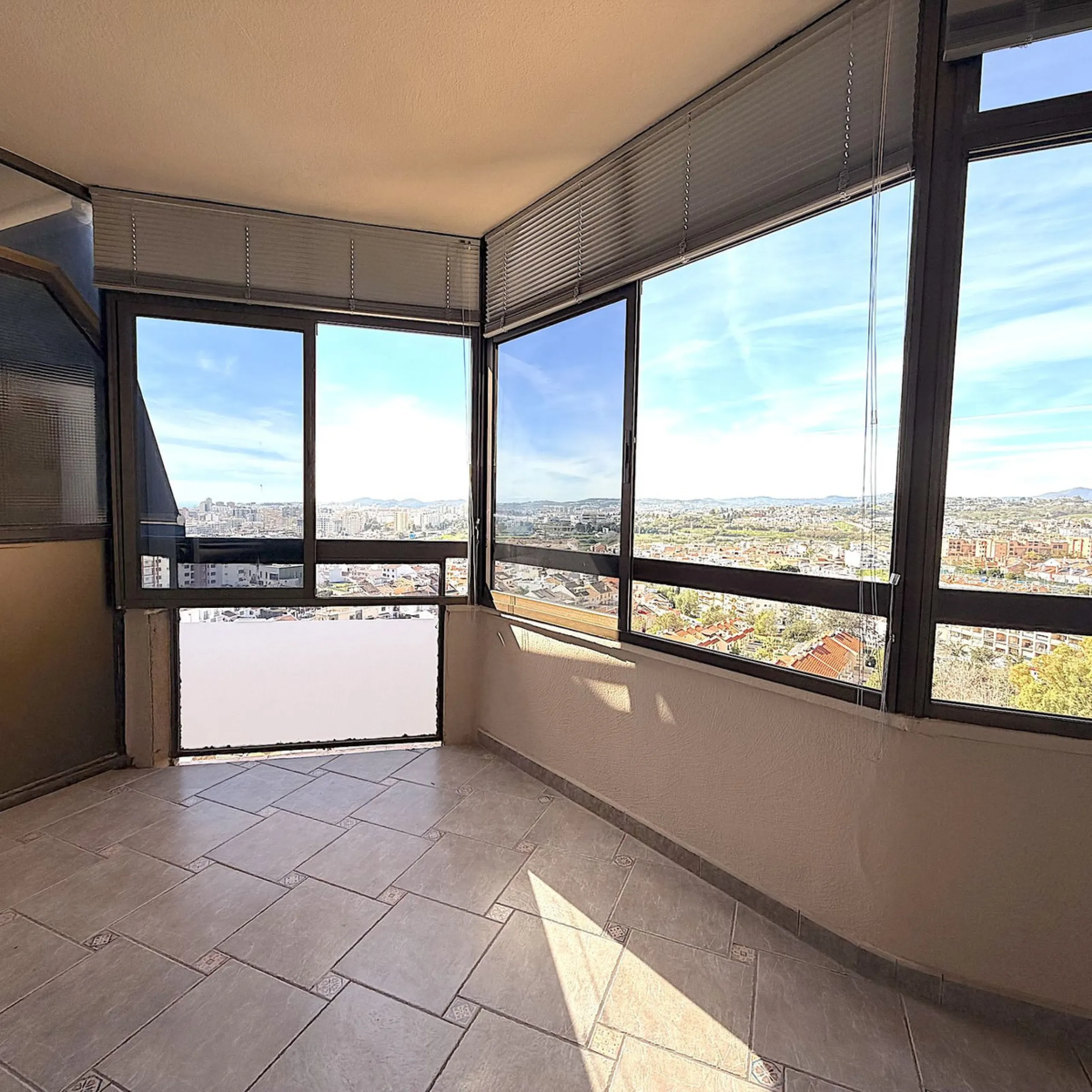 We are pleased to present this spacious property with excellent potential, ideal both as a permanent residence and as a smart investment opportunity.