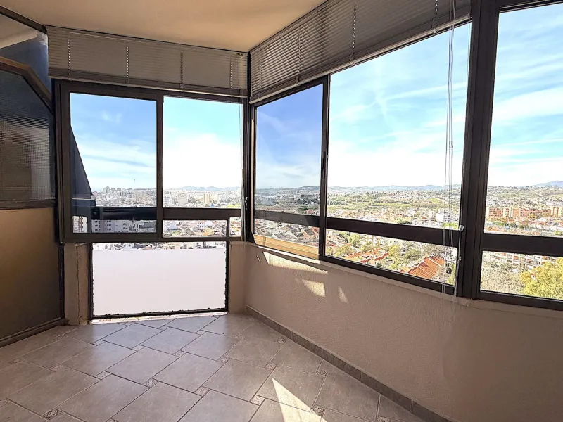 We are pleased to present this spacious property with excellent potential, ideal both as a permanent residence and as a smart investment opportunity.