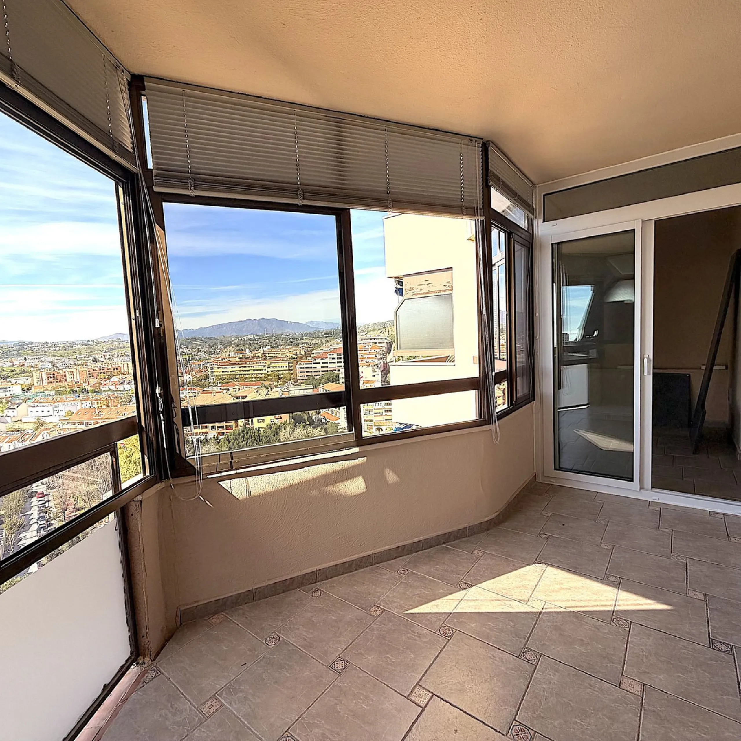We are pleased to present this spacious property with excellent potential, ideal both as a permanent residence and as a smart investment opportunity.