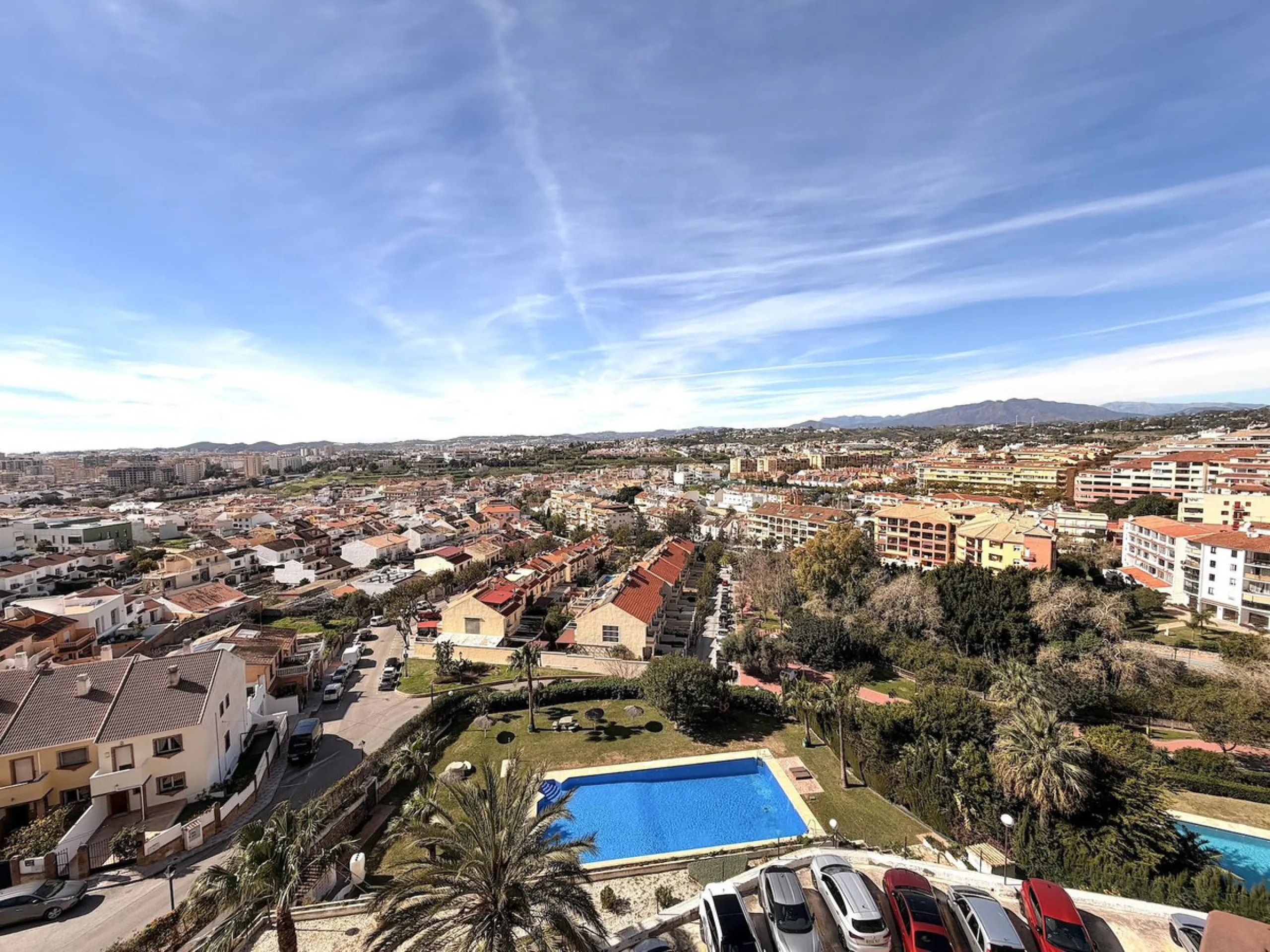 We are pleased to present this spacious property with excellent potential, ideal both as a permanent residence and as a smart investment opportunity.