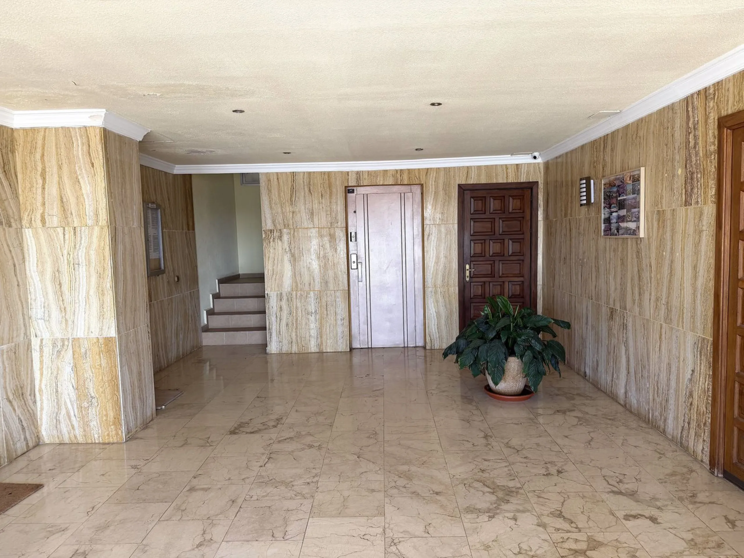 We are pleased to present this spacious property with excellent potential, ideal both as a permanent residence and as a smart investment opportunity.