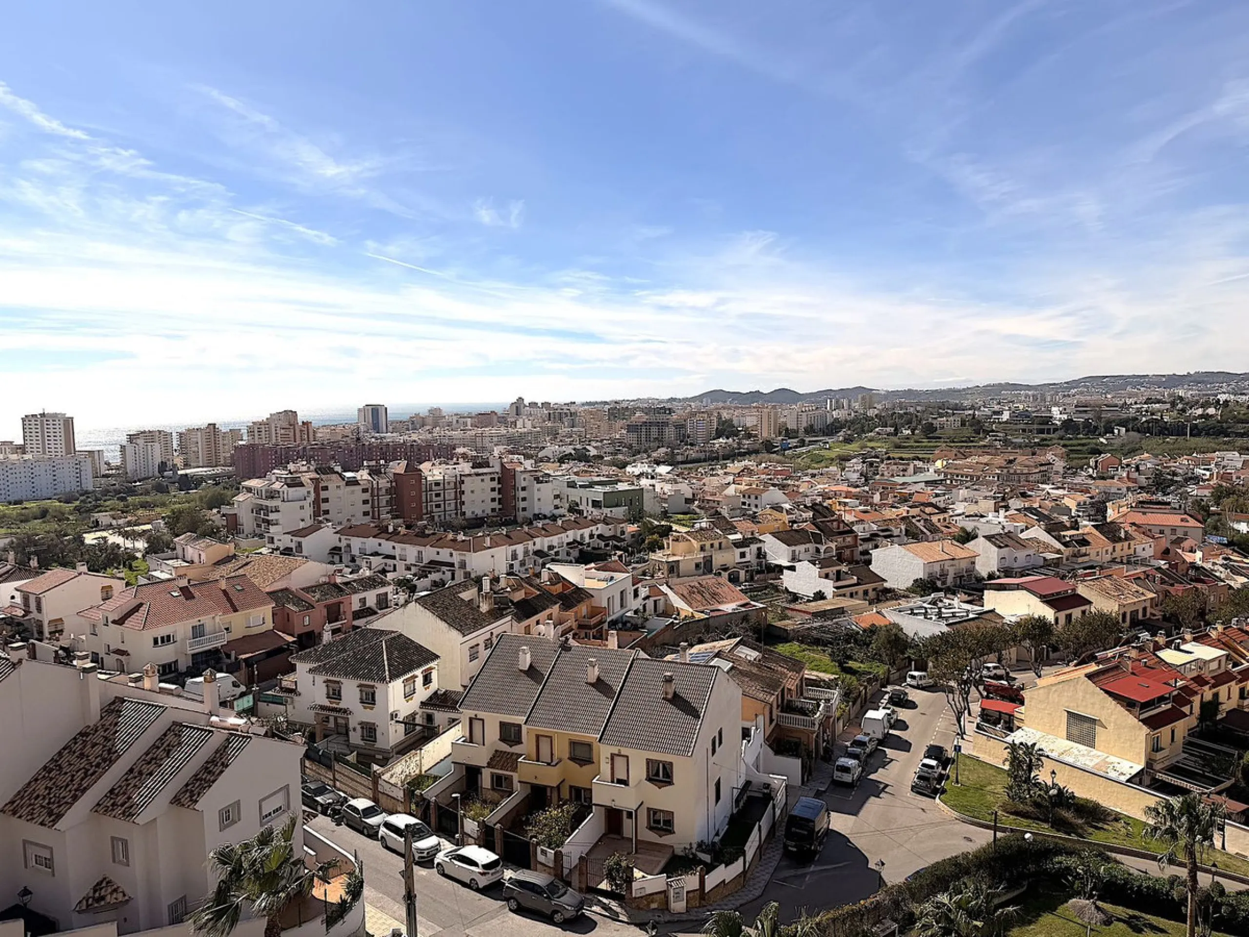 We are pleased to present this spacious property with excellent potential, ideal both as a permanent residence and as a smart investment opportunity.