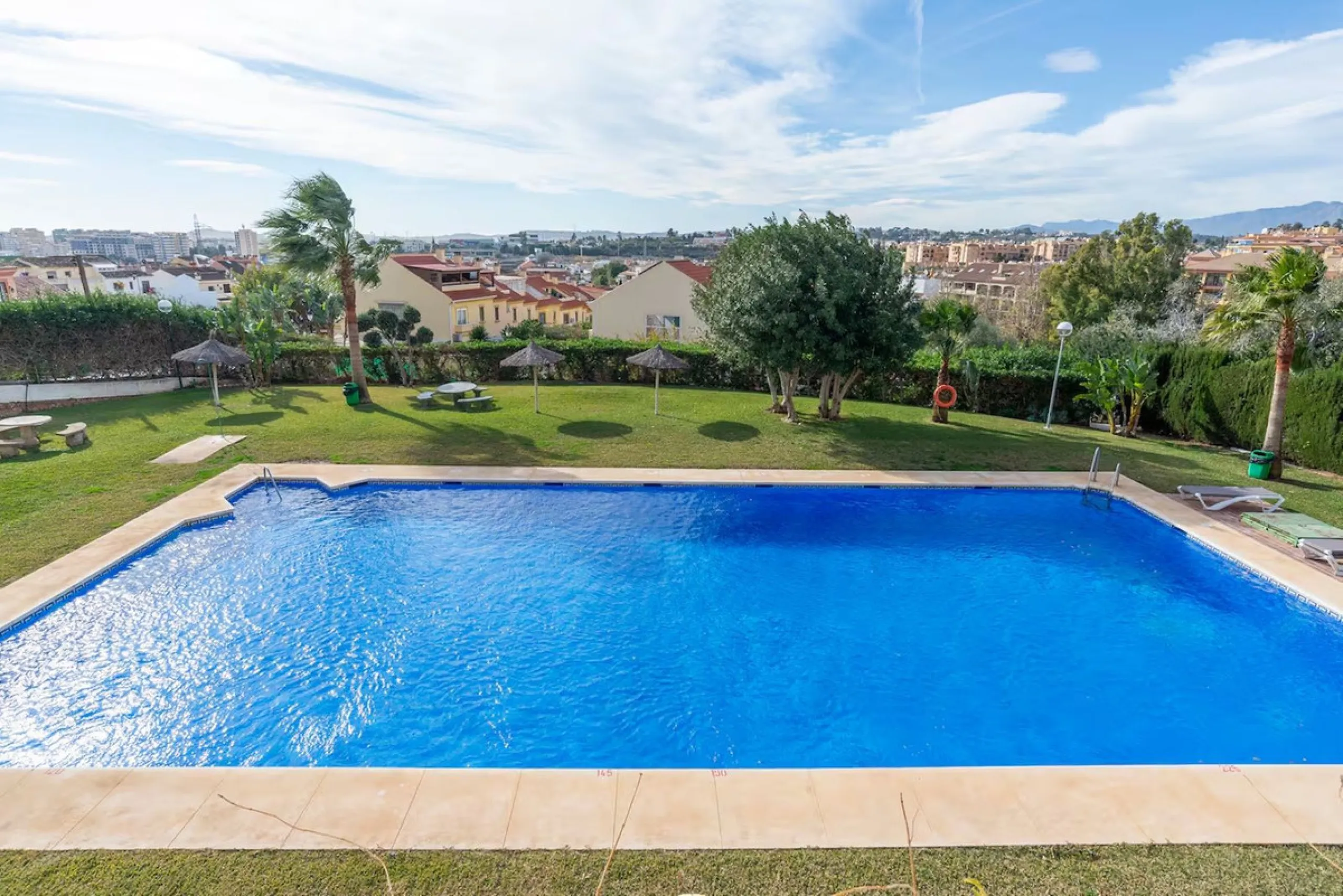 We are pleased to present this spacious property with excellent potential, ideal both as a permanent residence and as a smart investment opportunity.