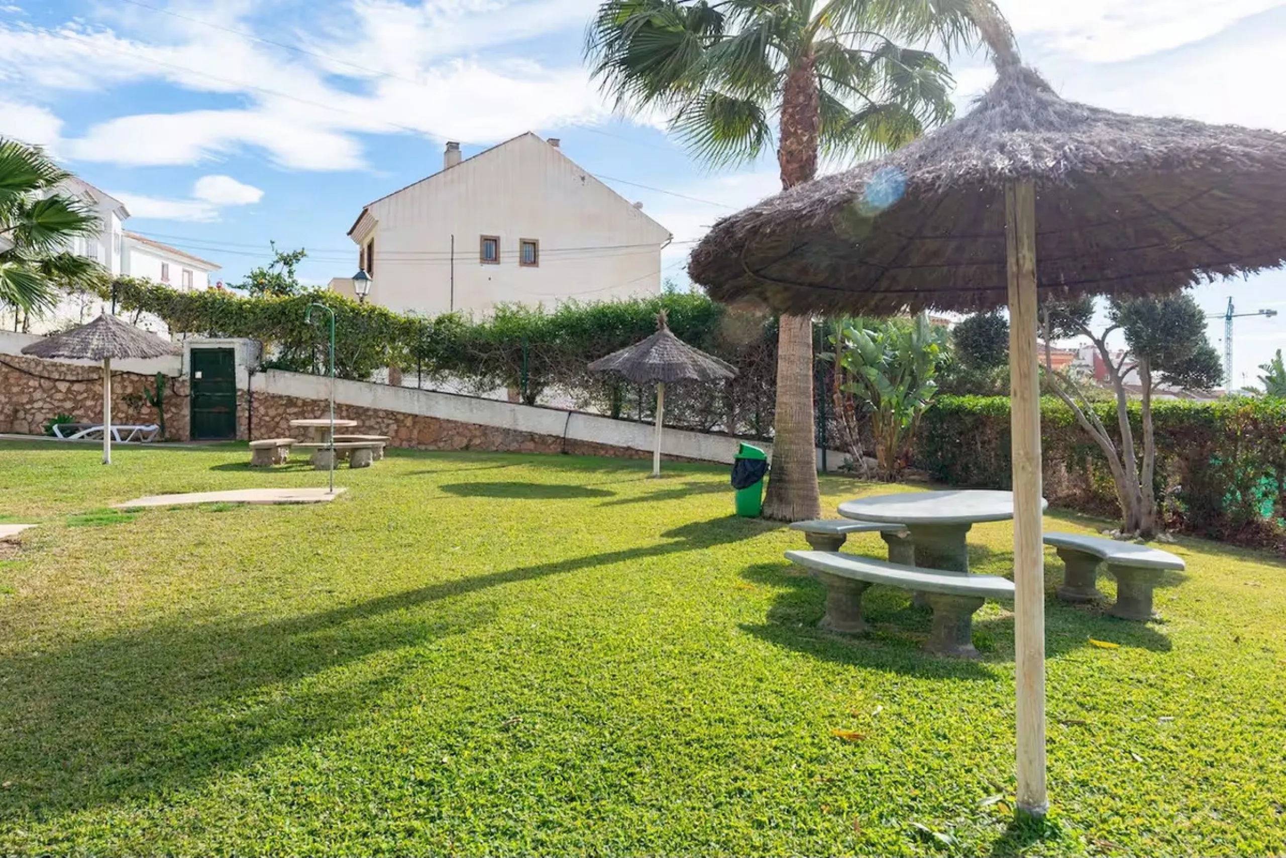 We are pleased to present this spacious property with excellent potential, ideal both as a permanent residence and as a smart investment opportunity.