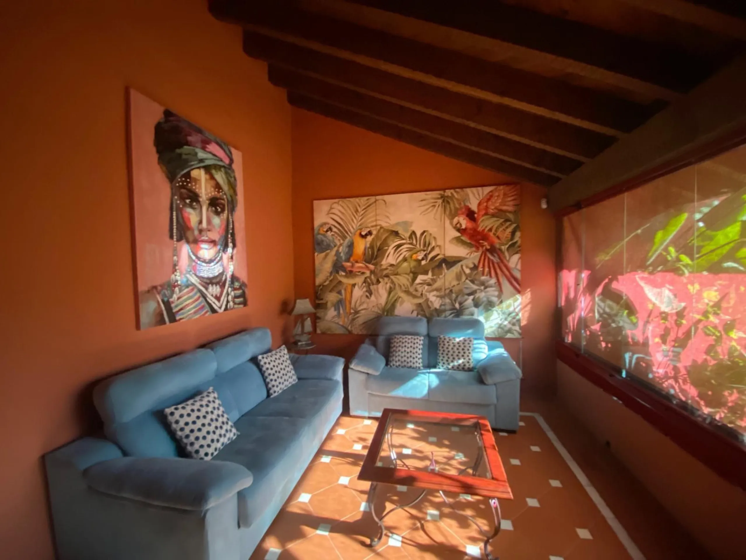 Excellent apartment in Elviria beachside, just a few minutes walk from the best beaches of Marbella. In a beautiful urbanization with three community pools, gym, sauna and lush gardens.