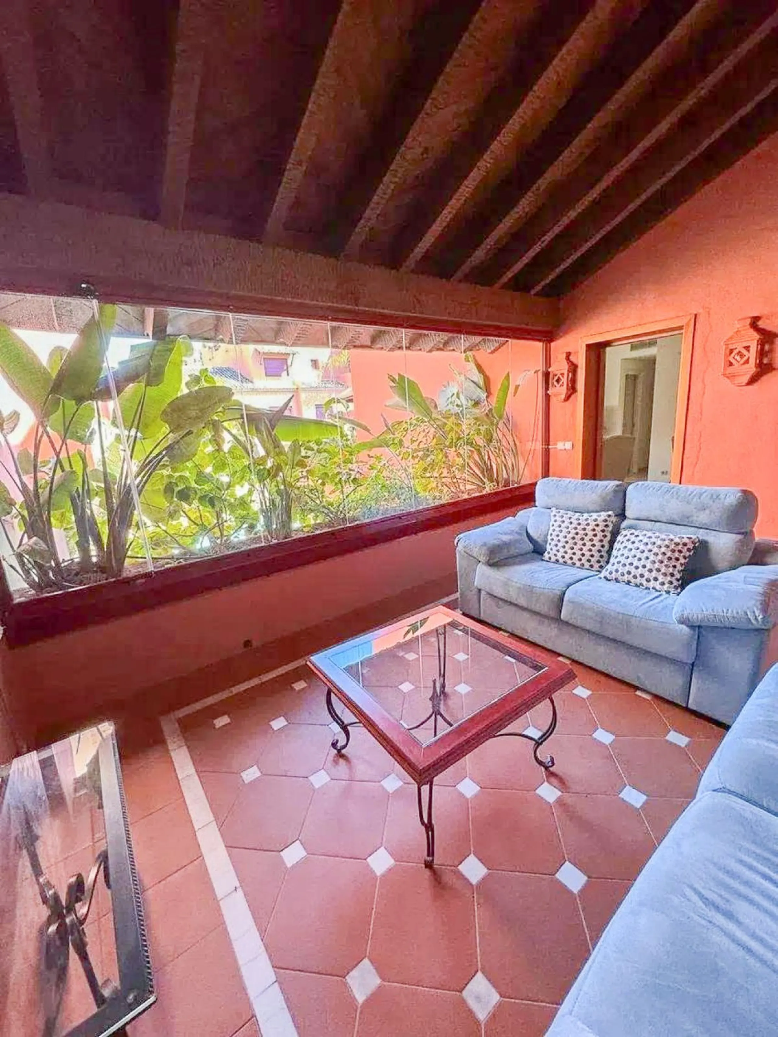 Excellent apartment in Elviria beachside, just a few minutes walk from the best beaches of Marbella. In a beautiful urbanization with three community pools, gym, sauna and lush gardens.