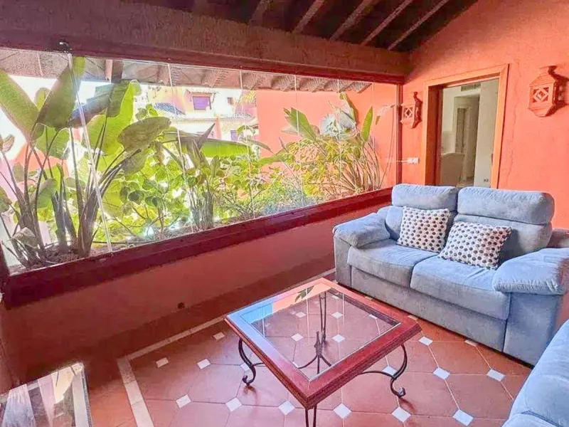 Excellent apartment in Elviria beachside, just a few minutes walk from the best beaches of Marbella. In a beautiful urbanization with three community pools, gym, sauna and lush gardens.