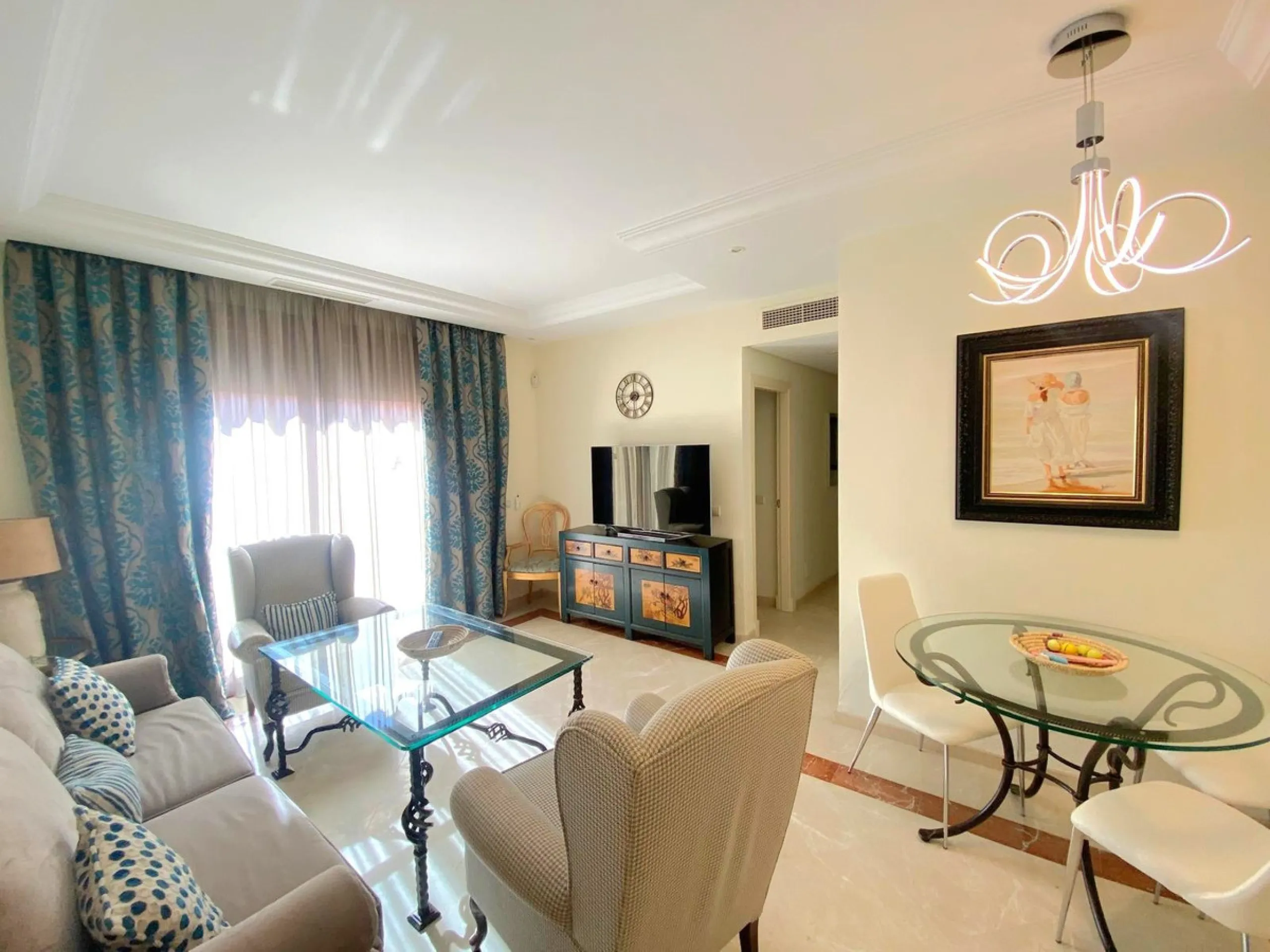 Excellent apartment in Elviria beachside, just a few minutes walk from the best beaches of Marbella. In a beautiful urbanization with three community pools, gym, sauna and lush gardens.
