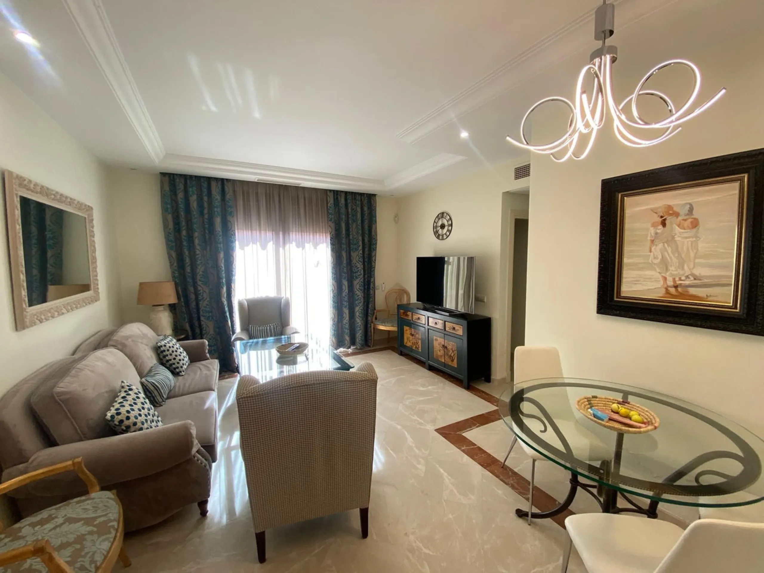 Excellent apartment in Elviria beachside, just a few minutes walk from the best beaches of Marbella. In a beautiful urbanization with three community pools, gym, sauna and lush gardens.