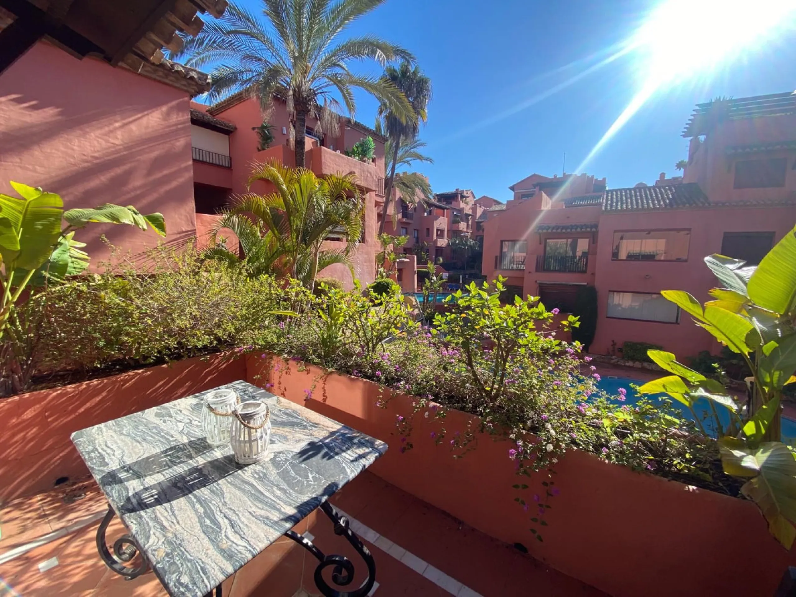 Excellent apartment in Elviria beachside, just a few minutes walk from the best beaches of Marbella. In a beautiful urbanization with three community pools, gym, sauna and lush gardens.