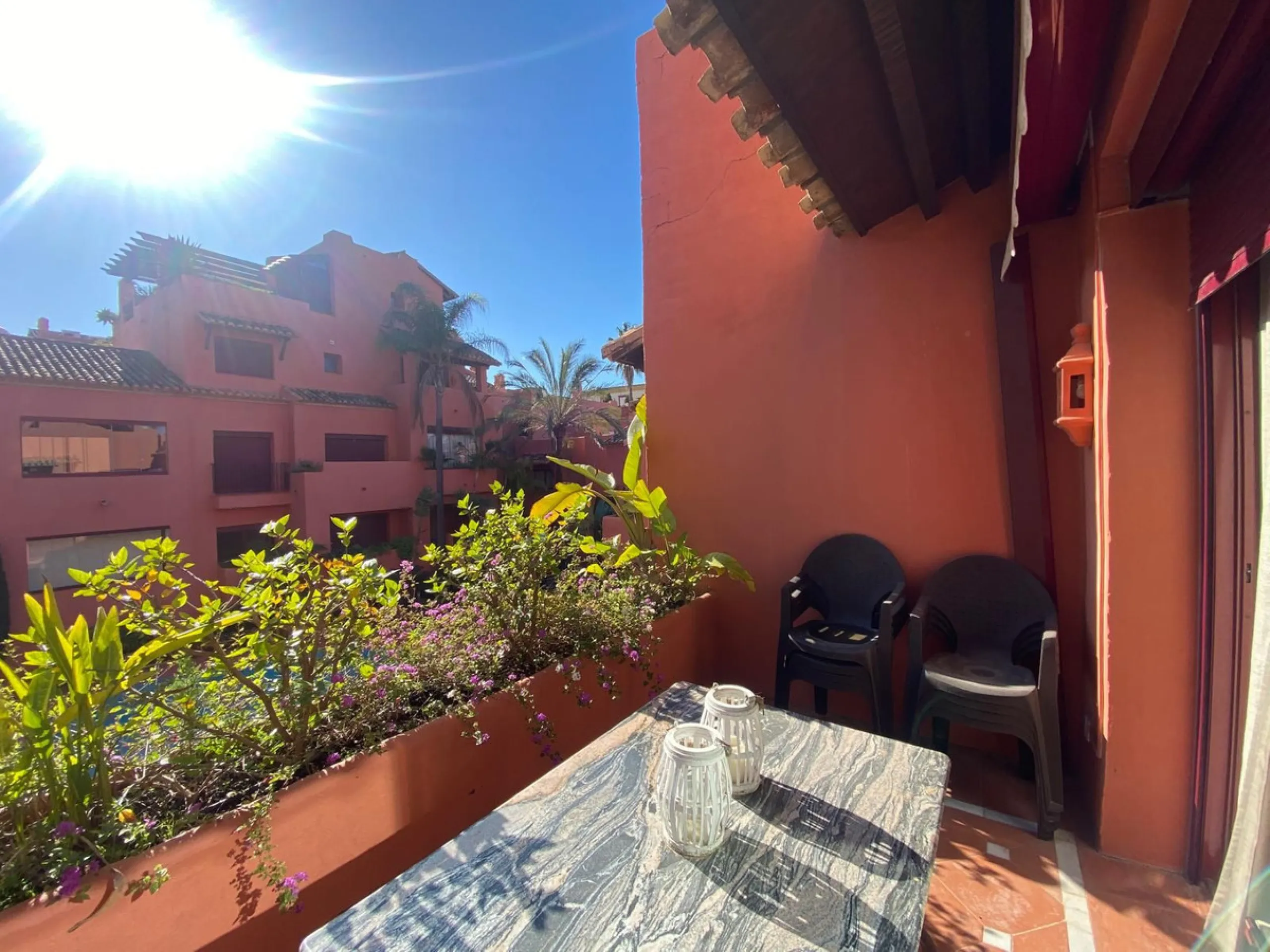 Excellent apartment in Elviria beachside, just a few minutes walk from the best beaches of Marbella. In a beautiful urbanization with three community pools, gym, sauna and lush gardens.