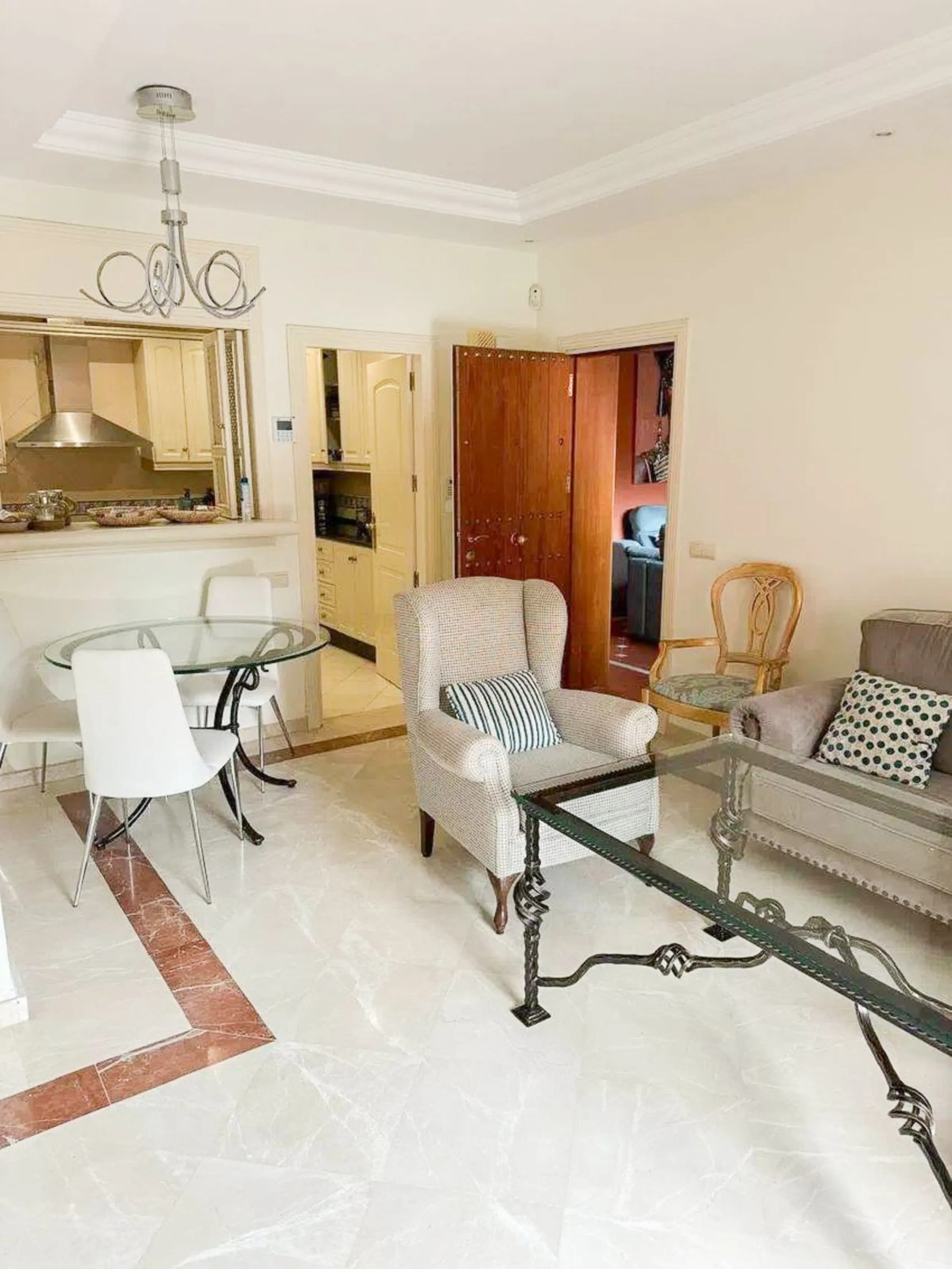 Excellent apartment in Elviria beachside, just a few minutes walk from the best beaches of Marbella. In a beautiful urbanization with three community pools, gym, sauna and lush gardens.