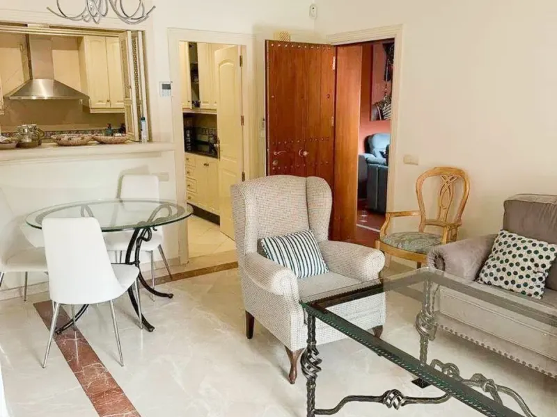 Excellent apartment in Elviria beachside, just a few minutes walk from the best beaches of Marbella. In a beautiful urbanization with three community pools, gym, sauna and lush gardens.