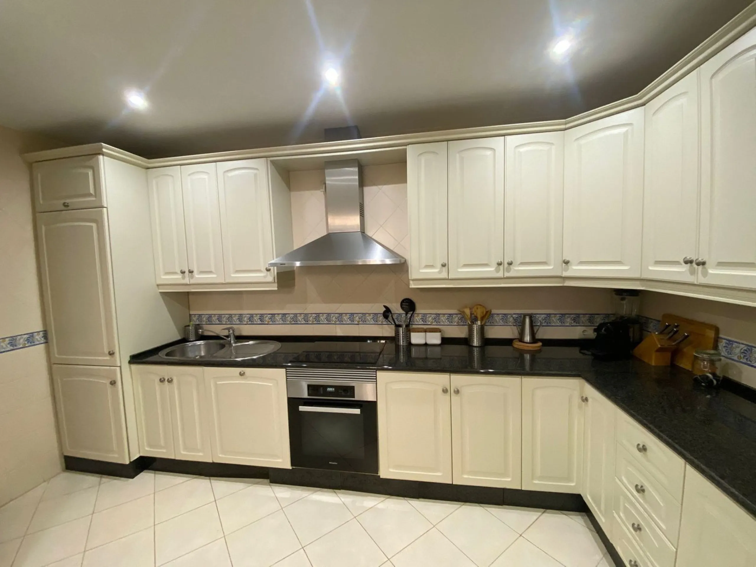 Excellent apartment in Elviria beachside, just a few minutes walk from the best beaches of Marbella. In a beautiful urbanization with three community pools, gym, sauna and lush gardens.