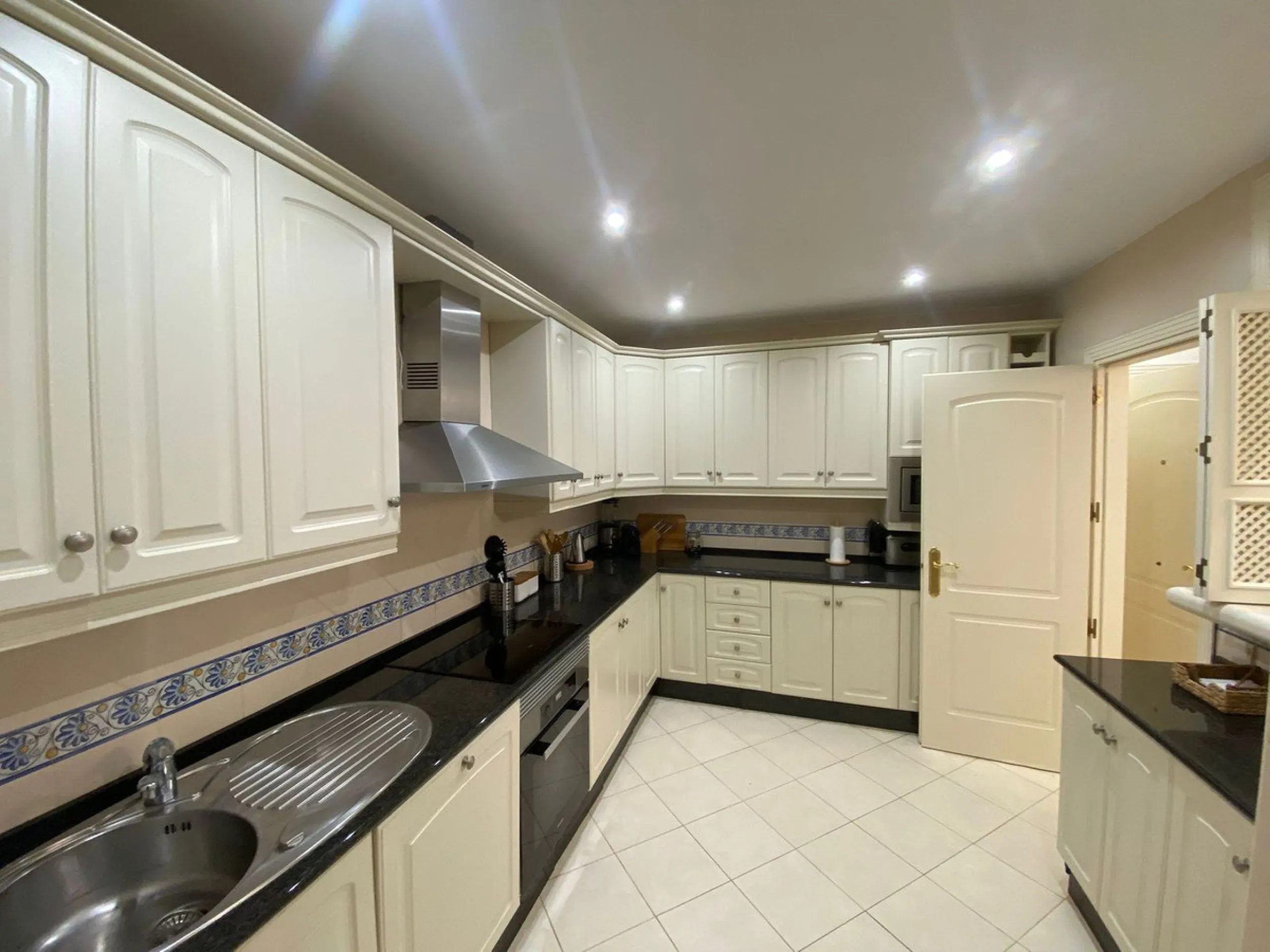 Excellent apartment in Elviria beachside, just a few minutes walk from the best beaches of Marbella. In a beautiful urbanization with three community pools, gym, sauna and lush gardens.