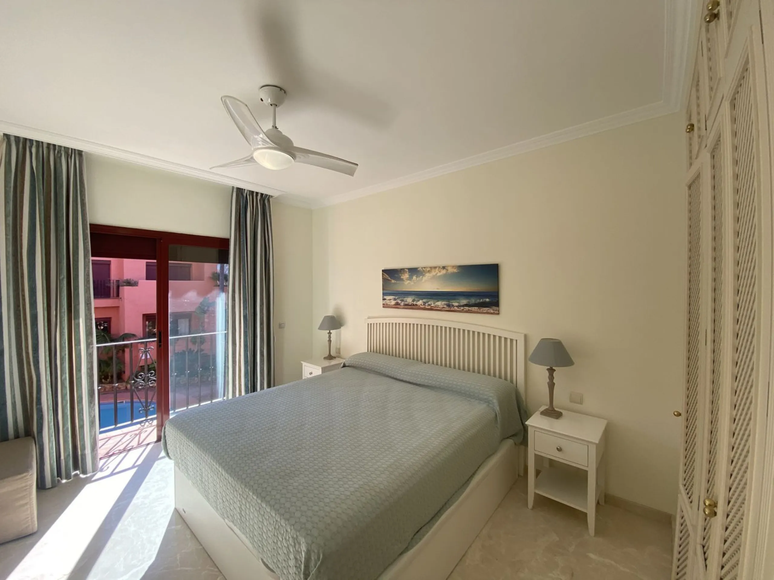 Excellent apartment in Elviria beachside, just a few minutes walk from the best beaches of Marbella. In a beautiful urbanization with three community pools, gym, sauna and lush gardens.