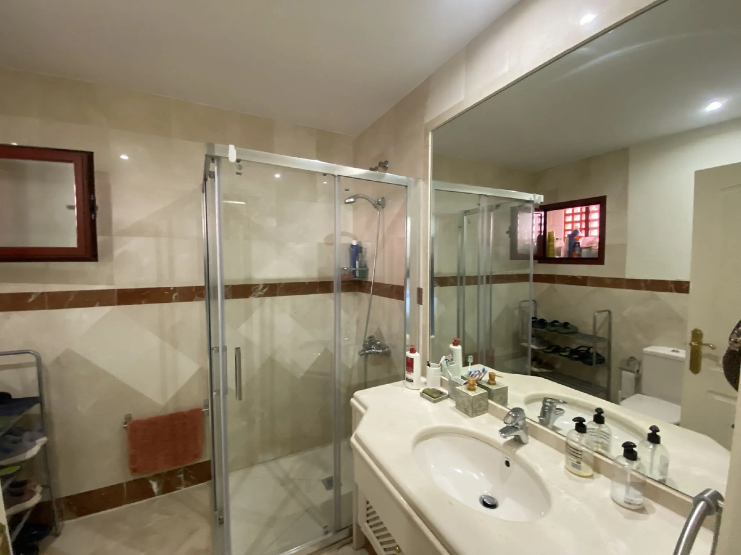 Excellent apartment in Elviria beachside, just a few minutes walk from the best beaches of Marbella. In a beautiful urbanization with three community pools, gym, sauna and lush gardens.
