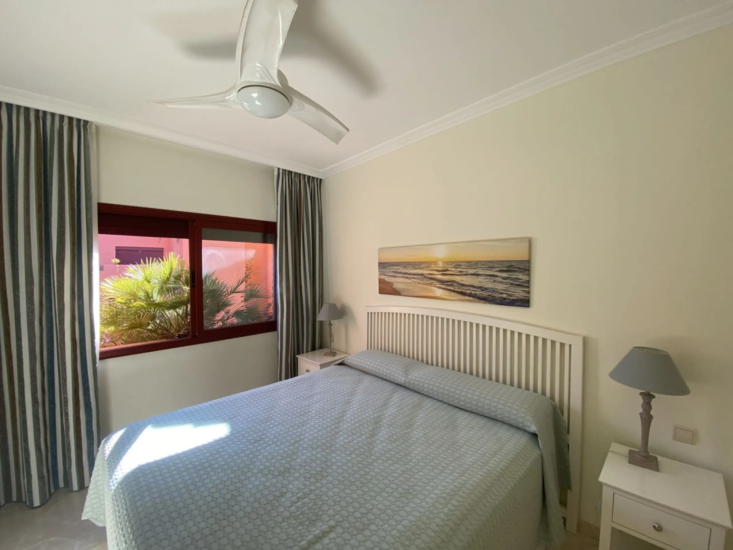 Excellent apartment in Elviria beachside, just a few minutes walk from the best beaches of Marbella. In a beautiful urbanization with three community pools, gym, sauna and lush gardens.