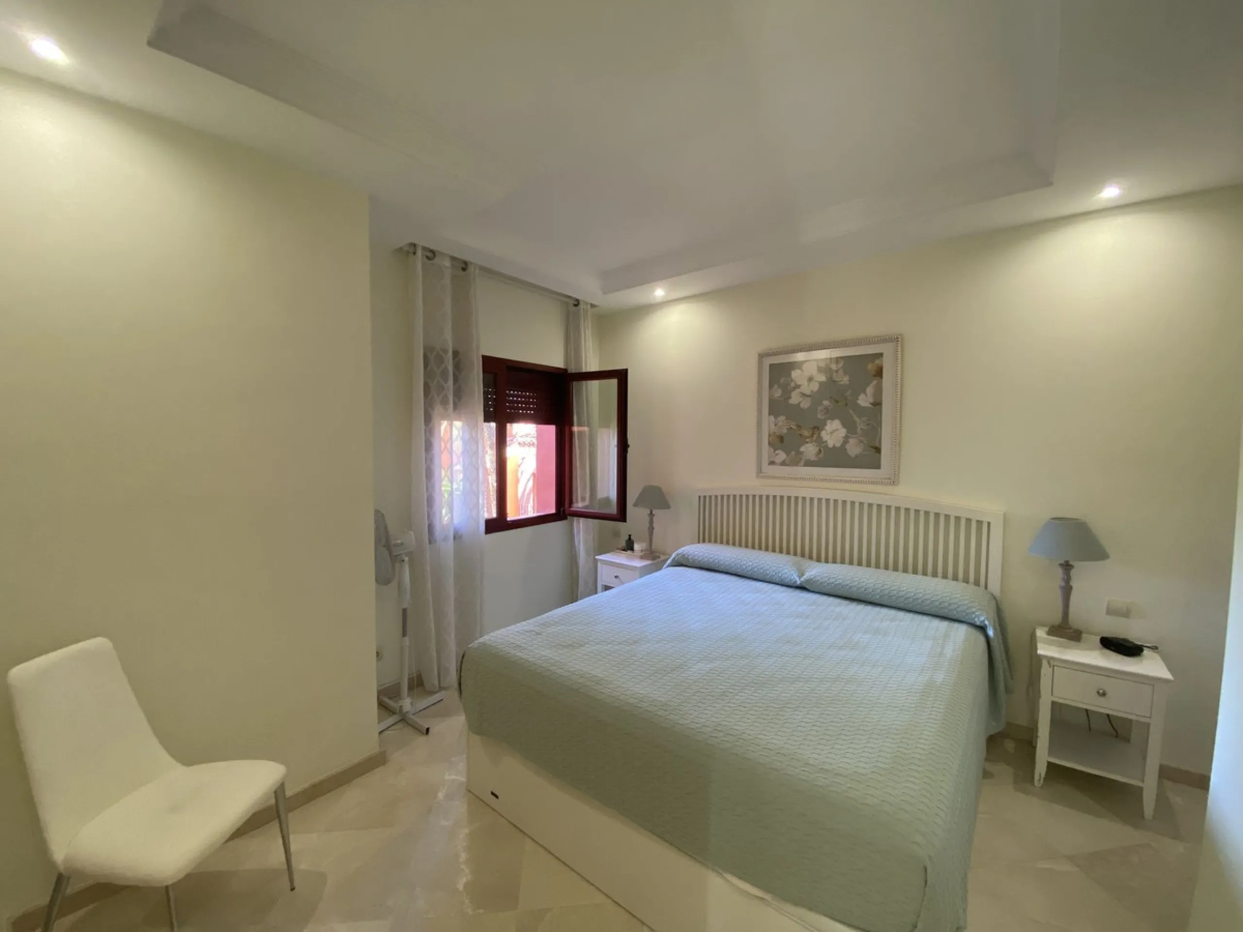 Excellent apartment in Elviria beachside, just a few minutes walk from the best beaches of Marbella. In a beautiful urbanization with three community pools, gym, sauna and lush gardens.