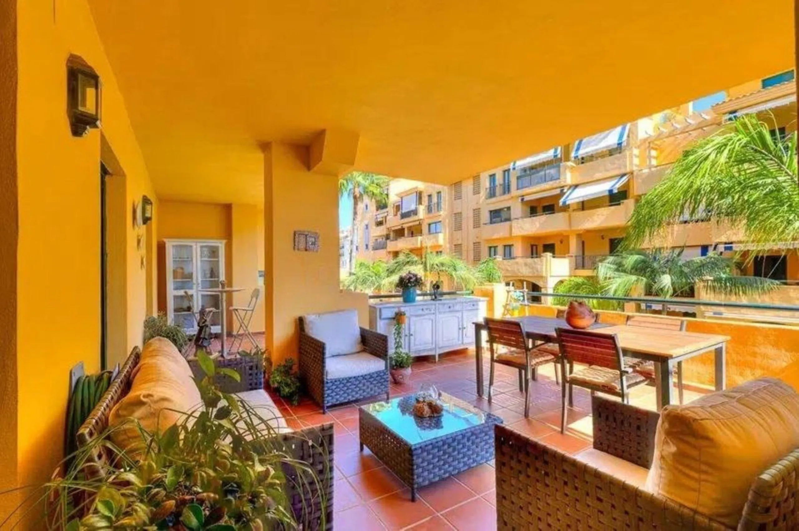 Exclusive apartment near the beach, and just 3 km from Puerto Banús, you will find a well-kept, quiet residential area that is perfectly connected to everything.