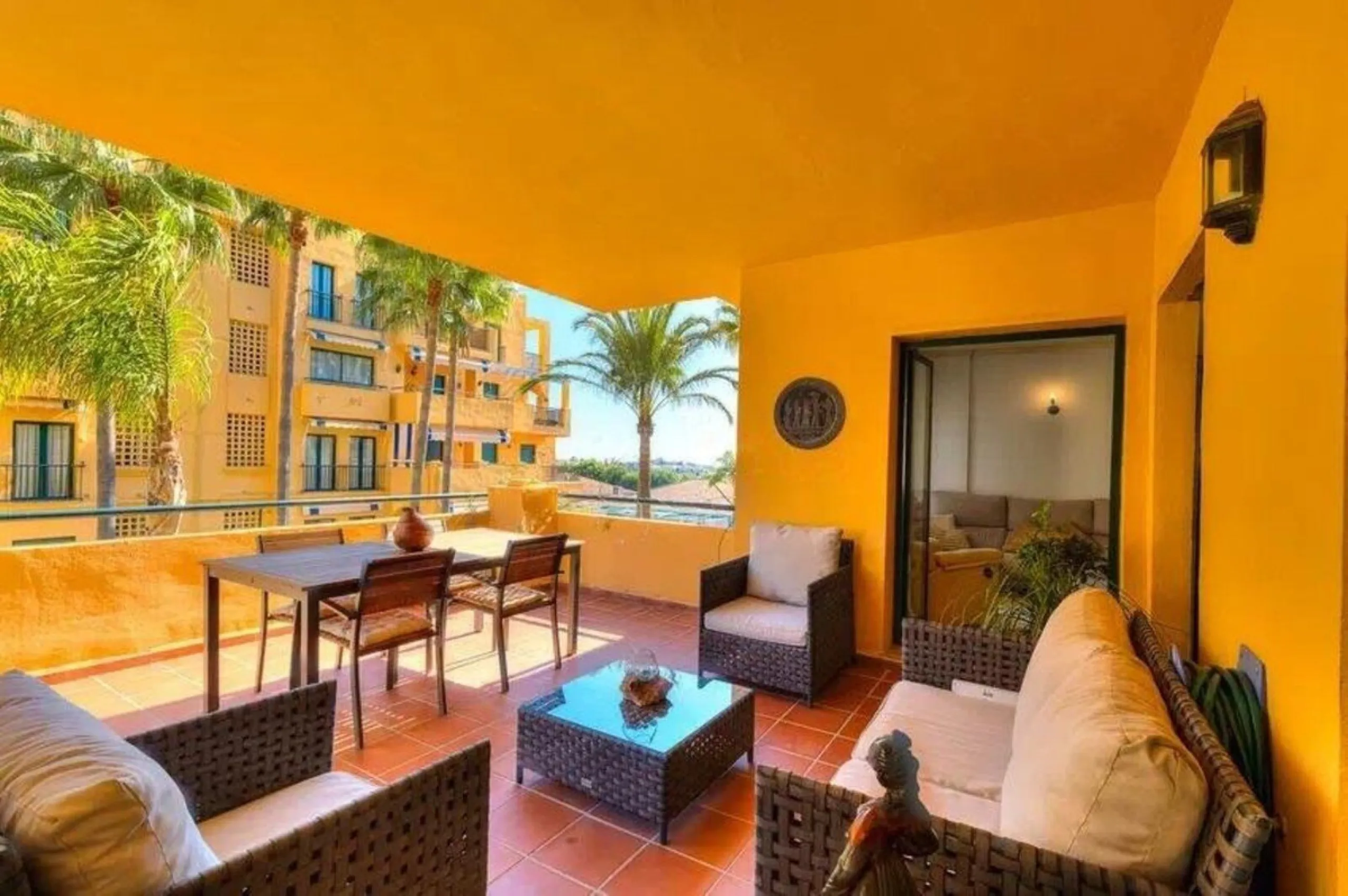 Exclusive apartment near the beach, and just 3 km from Puerto Banús, you will find a well-kept, quiet residential area that is perfectly connected to everything.