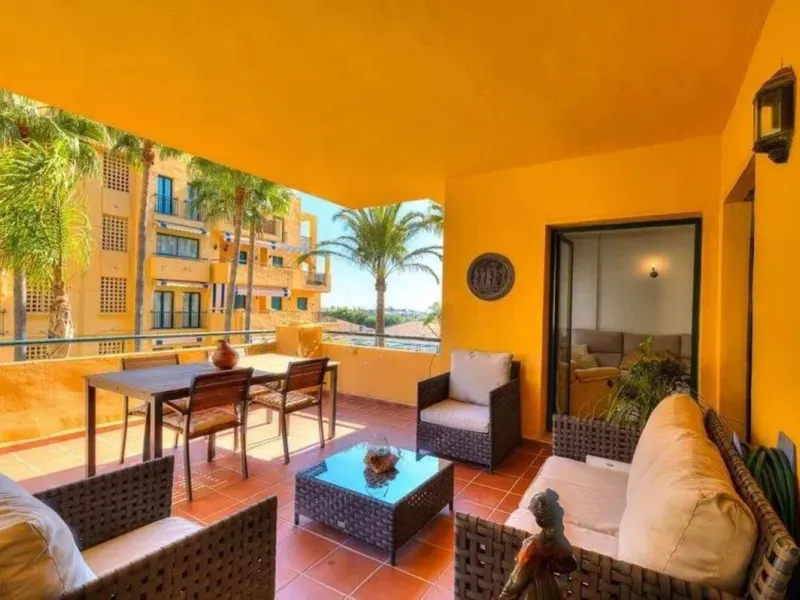 Exclusive apartment near the beach, and just 3 km from Puerto Banús, you will find a well-kept, quiet residential area that is perfectly connected to everything.
