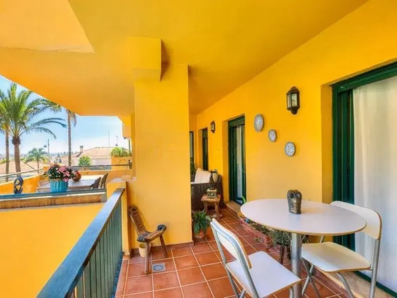 Exclusive apartment near the beach, and just 3 km from Puerto Banús, you will find a well-kept, quiet residential area that is perfectly connected to everything.