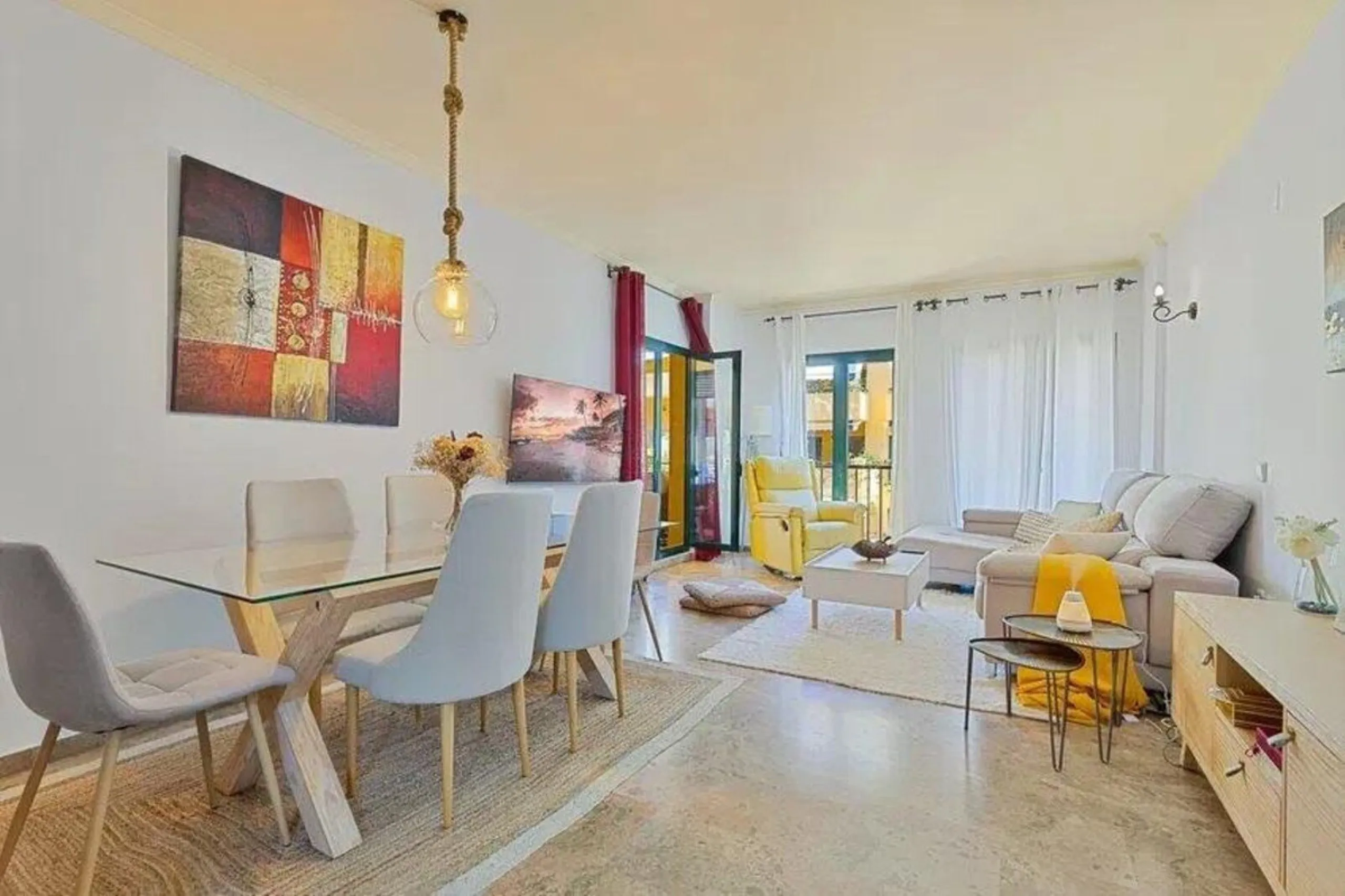 Exclusive apartment near the beach, and just 3 km from Puerto Banús, you will find a well-kept, quiet residential area that is perfectly connected to everything.