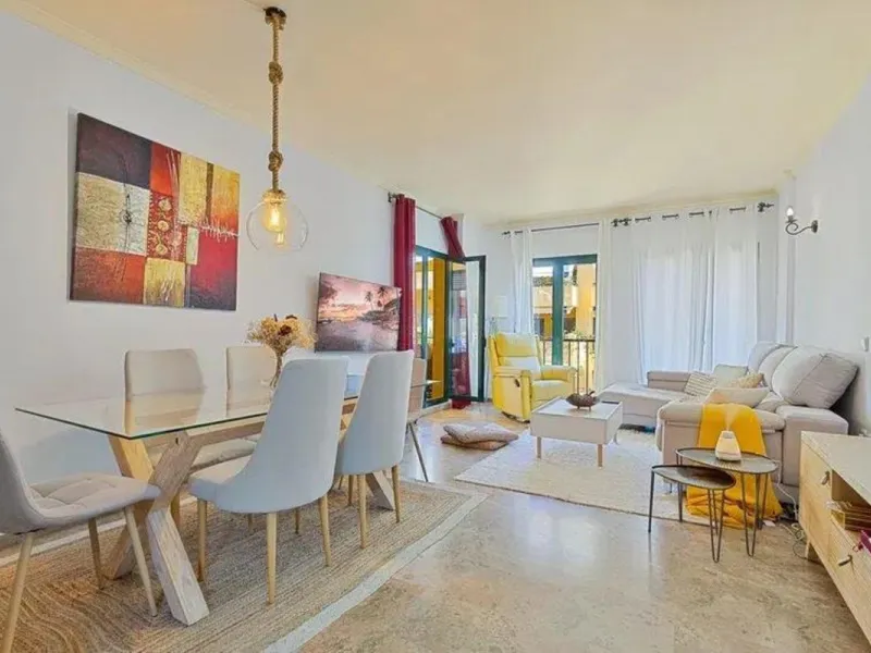 Exclusive apartment near the beach, and just 3 km from Puerto Banús, you will find a well-kept, quiet residential area that is perfectly connected to everything.
