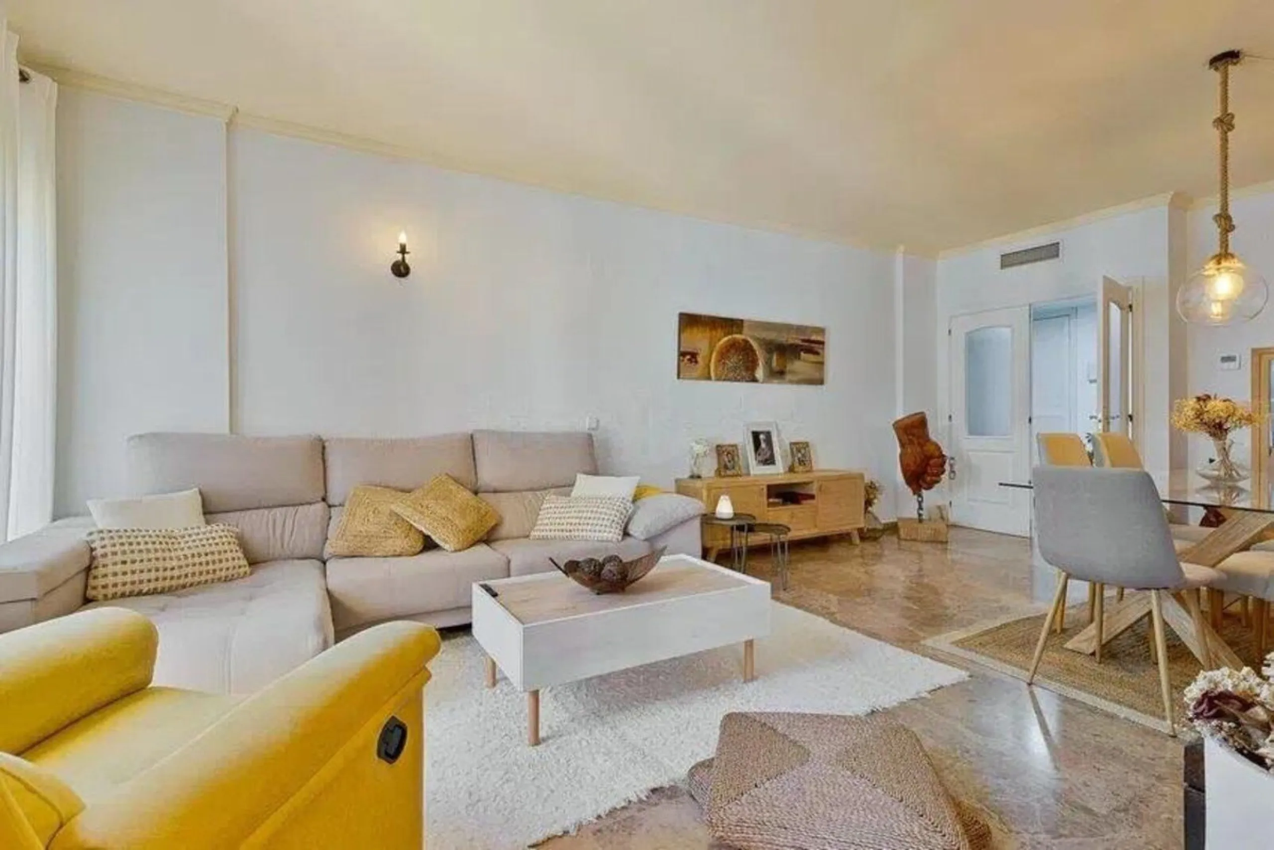 Exclusive apartment near the beach, and just 3 km from Puerto Banús, you will find a well-kept, quiet residential area that is perfectly connected to everything.