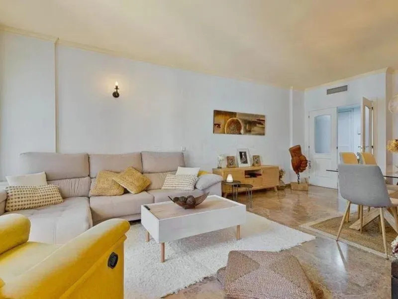 Exclusive apartment near the beach, and just 3 km from Puerto Banús, you will find a well-kept, quiet residential area that is perfectly connected to everything.