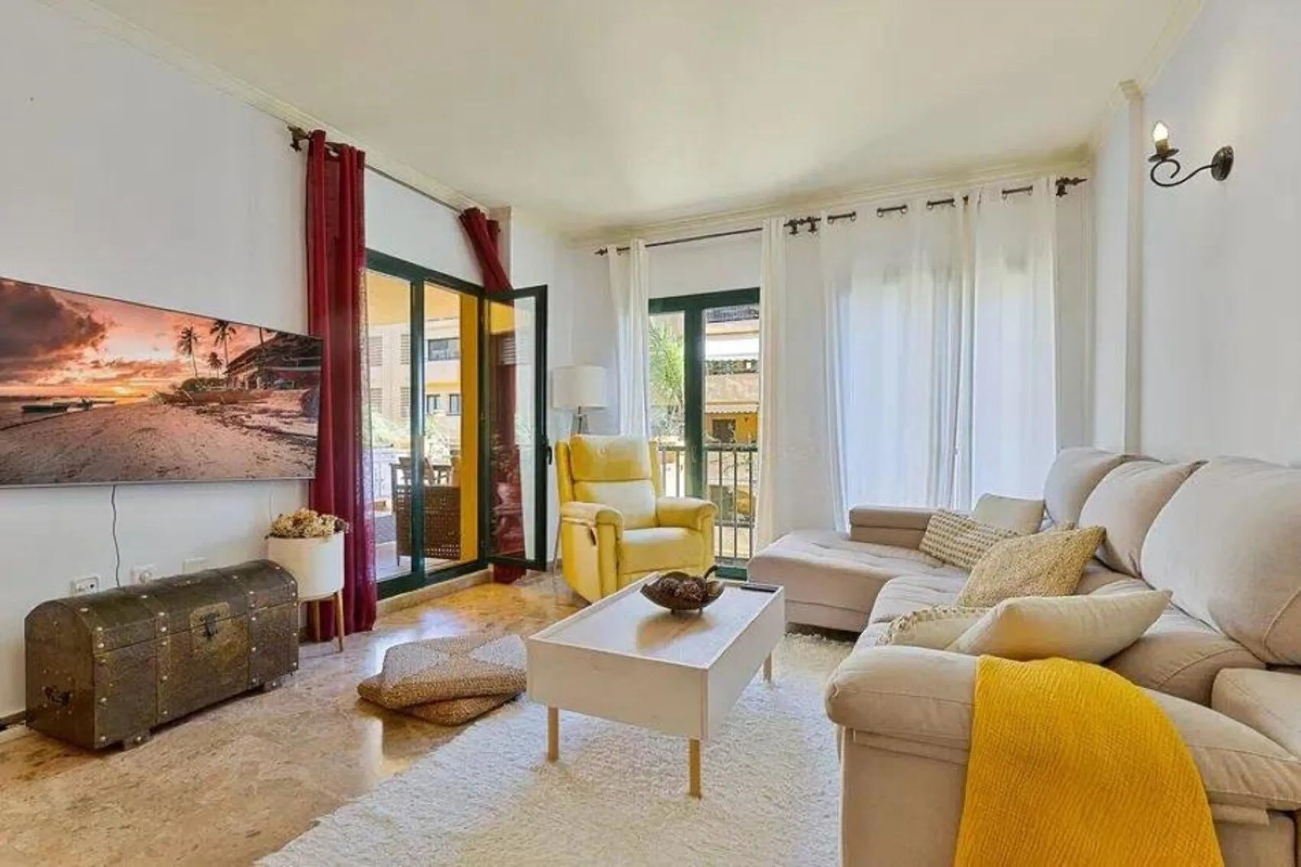 Exclusive apartment near the beach, and just 3 km from Puerto Banús, you will find a well-kept, quiet residential area that is perfectly connected to everything.