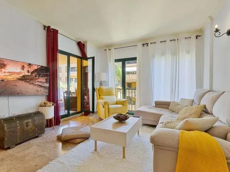 Exclusive apartment near the beach, and just 3 km from Puerto Banús, you will find a well-kept, quiet residential area that is perfectly connected to everything.